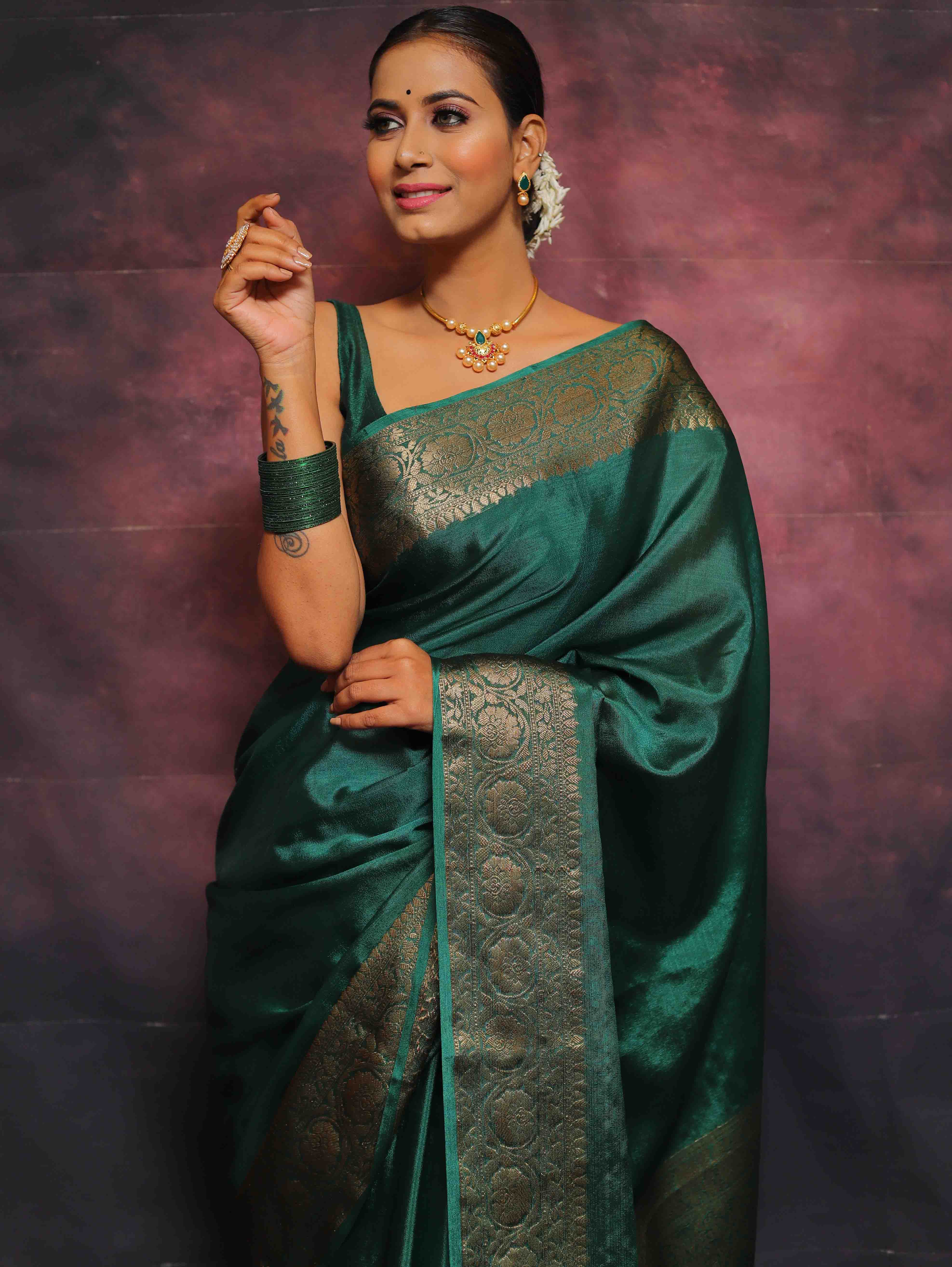 Plain saree with jewellery clearance