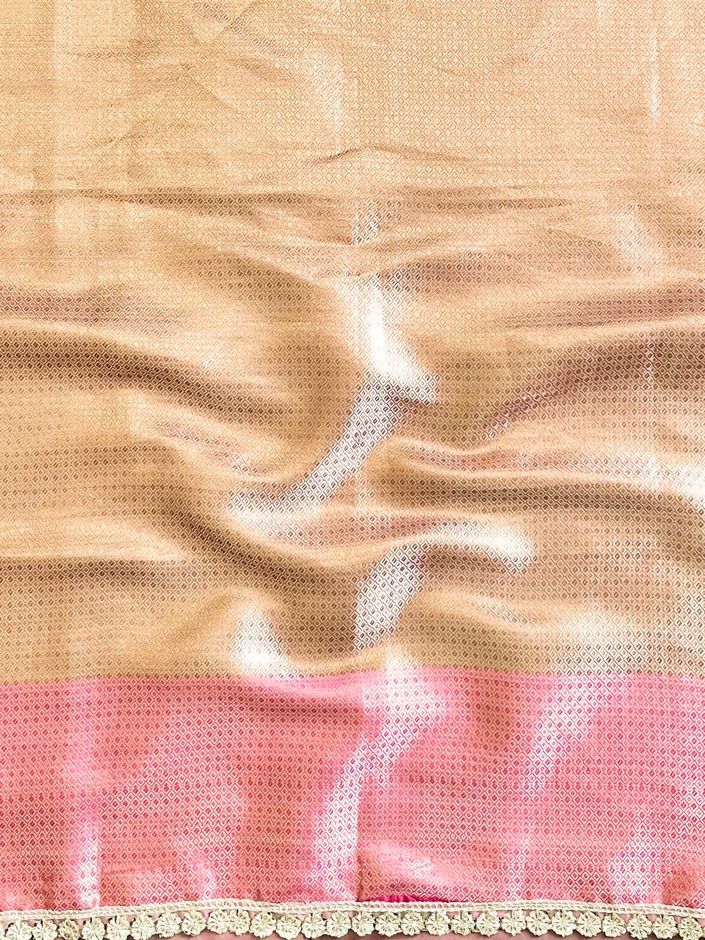 Banarasee Handwoven Crushed Tissue Saree With Contrast Border & Lace-Light Green