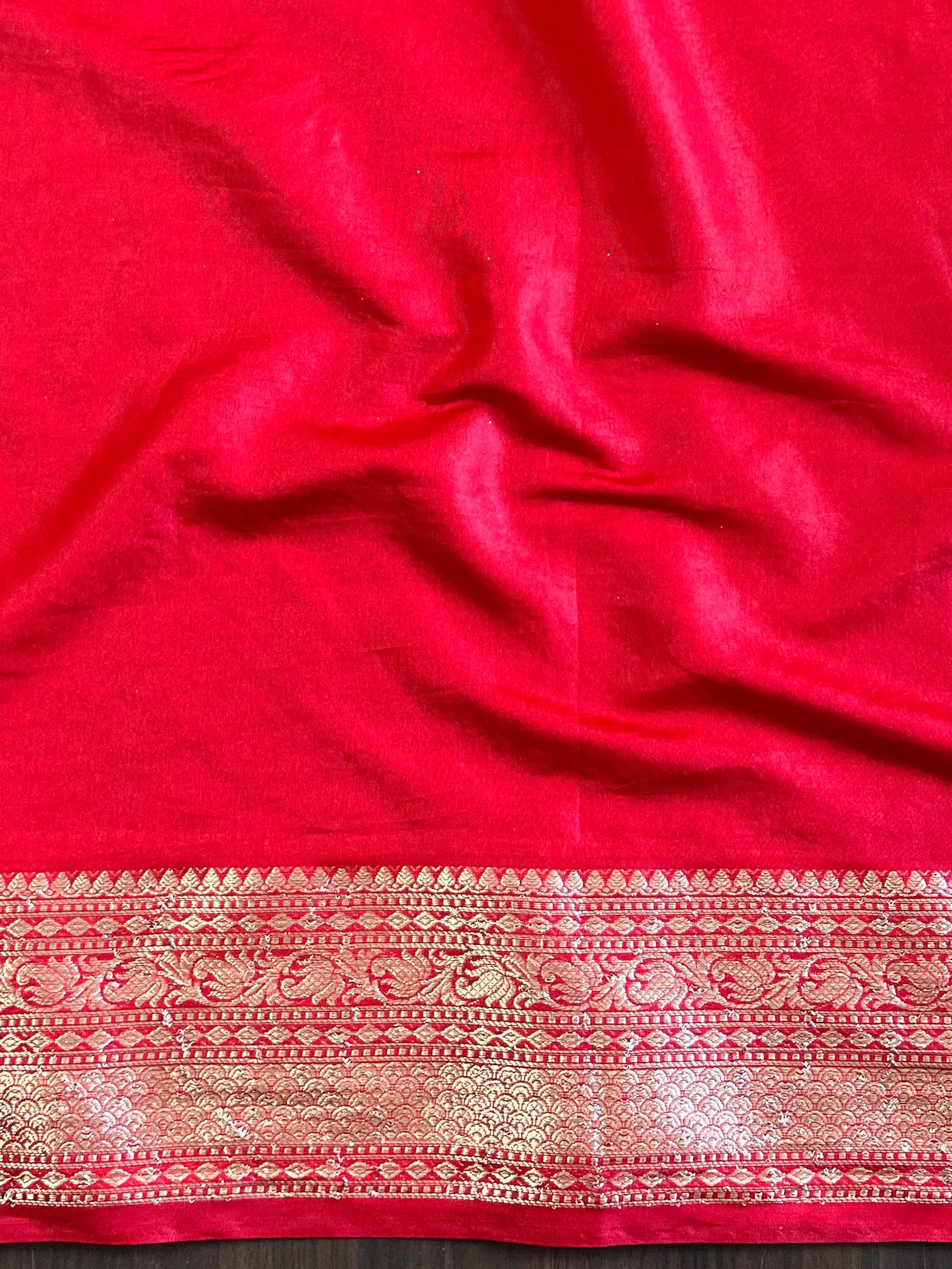 Banarasee Handwoven Semi Muga Zari Saree With Contrast Border & Lace-Green & Red
