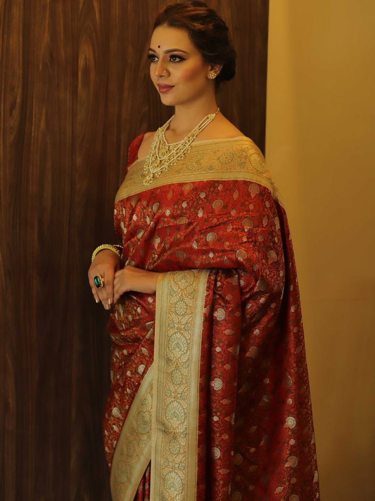 Banarasee Handwoven Semi-Katan Tanchoi Weaving Floral Border Saree-Red & White