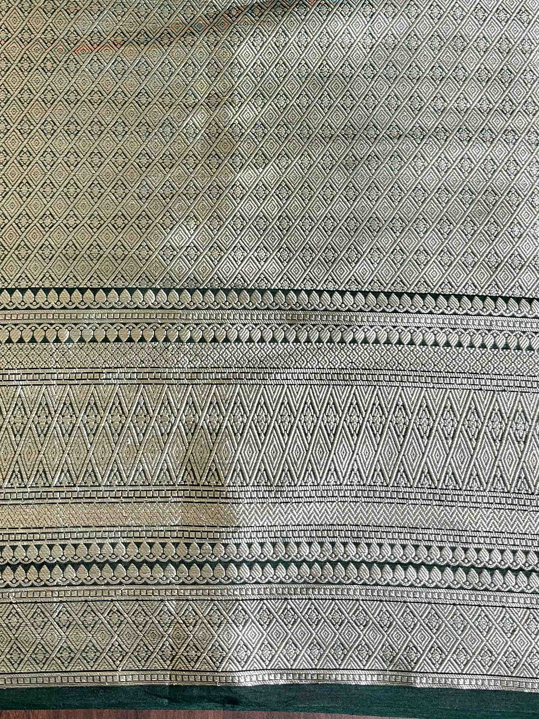 Banarasee Handwoven Soft Semi Silk Saree With Shibori Design-Green & White