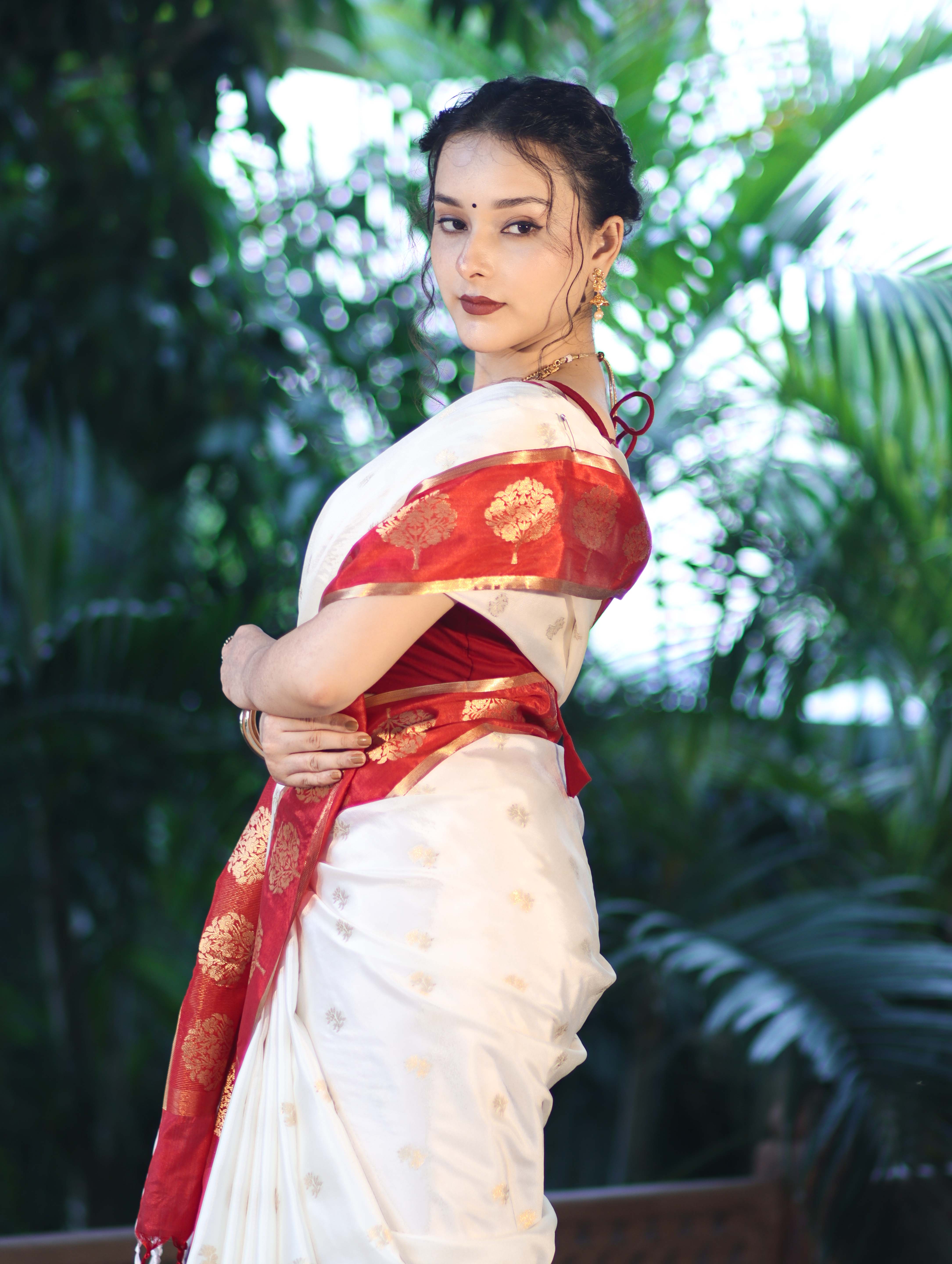 Banarasee Handloom Semi Silk Saree With Buti Design & Contrast Border-White & Maroon