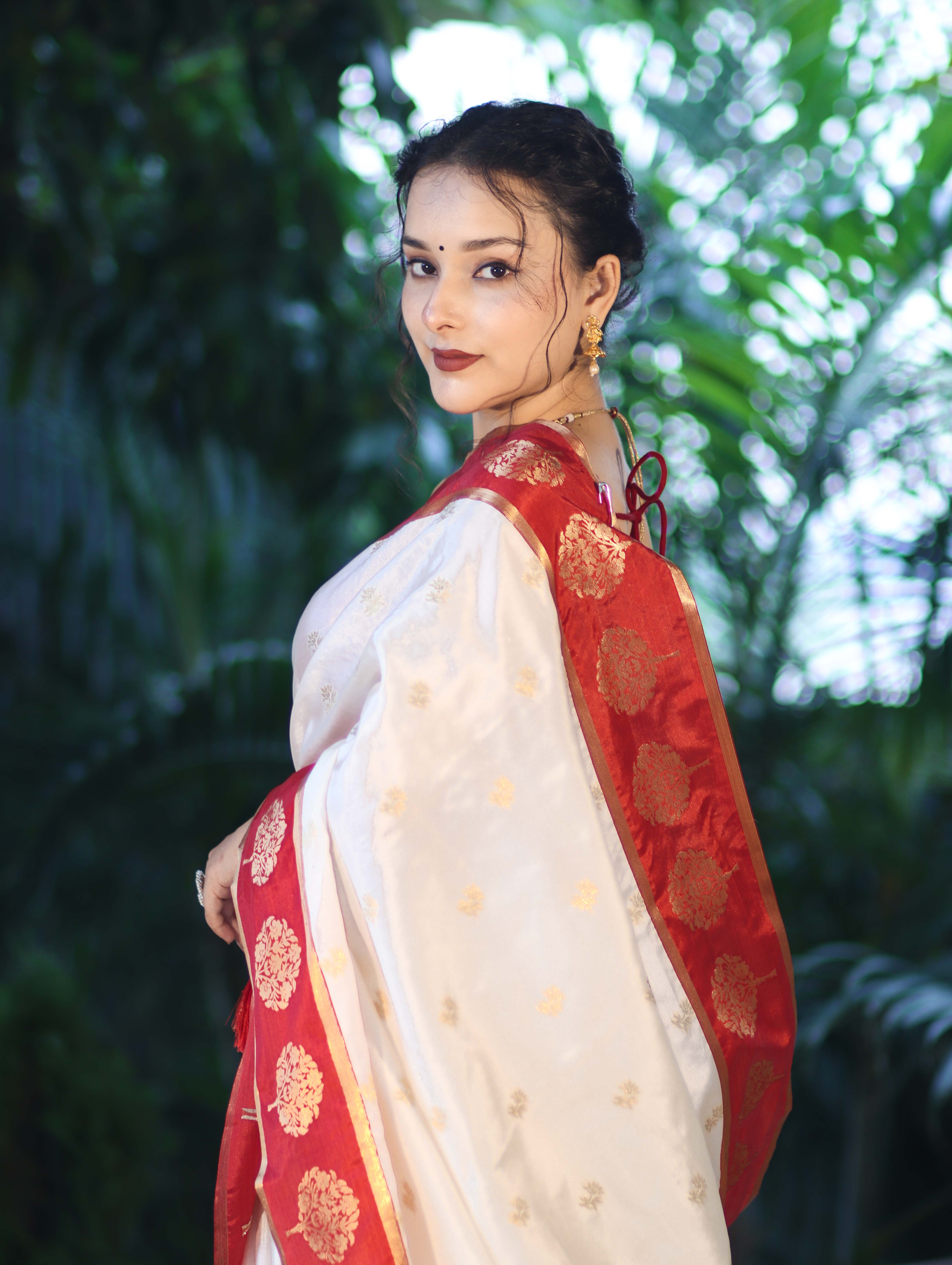 Banarasee Handloom Semi Silk Saree With Buti Design & Contrast Border-White & Maroon