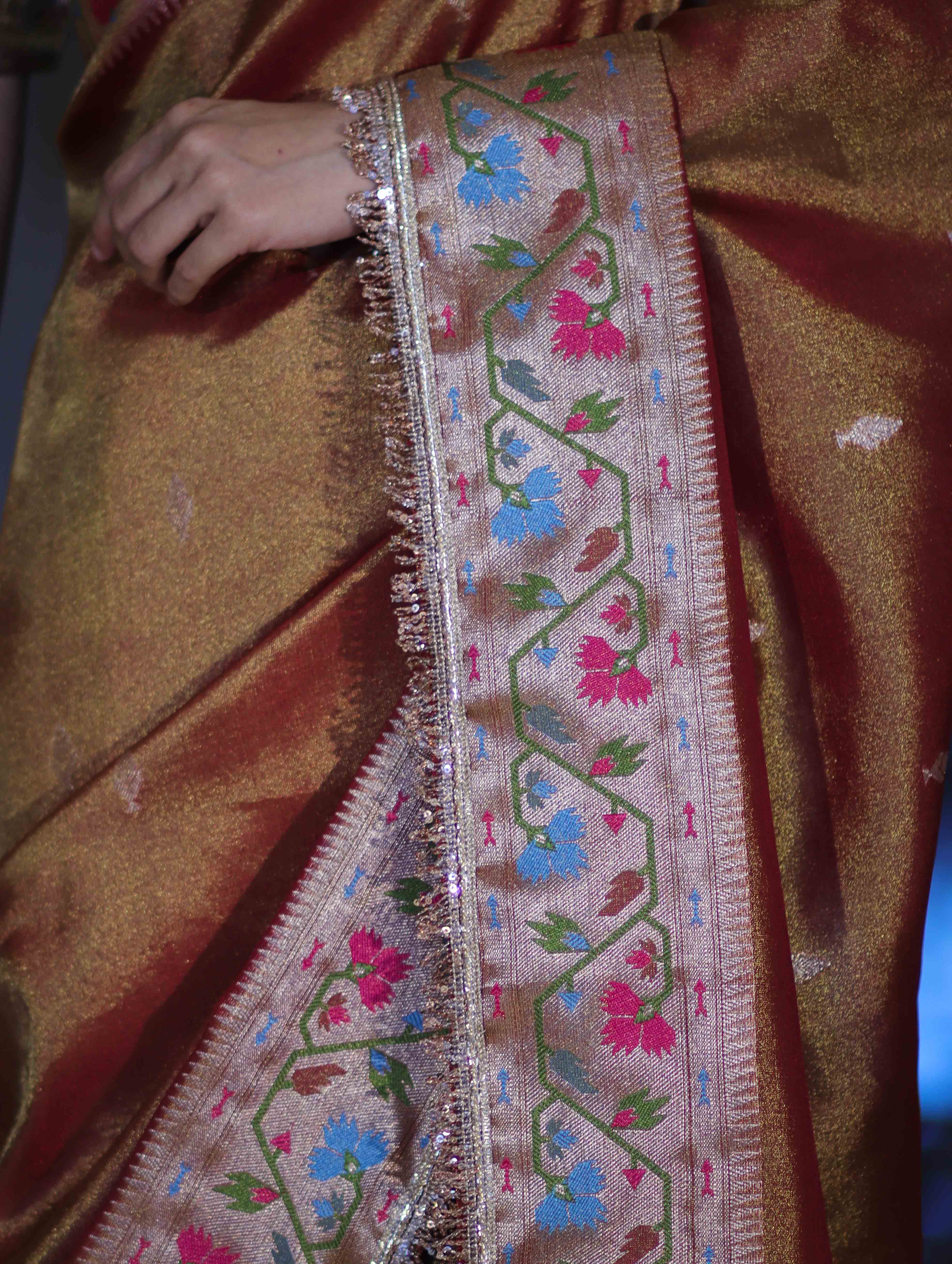 Banarasee Handloom Dual Tone Shimmer Silk Saree With Buti Design & Lace Border-Earthy Brown