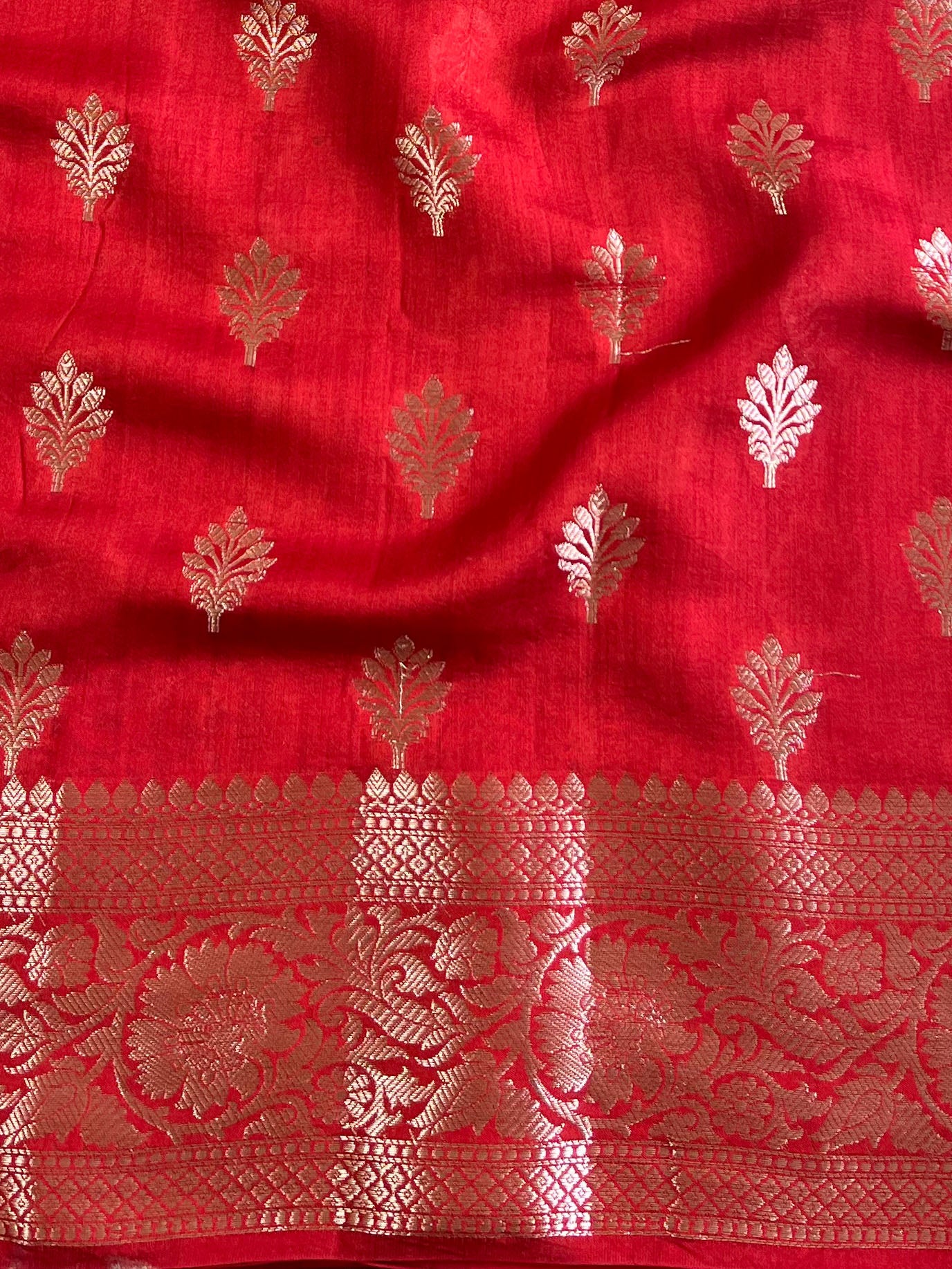Banarasee Handloom Pure Chiniya Silk Saree With Zari Work & Contrast Border-White & Red