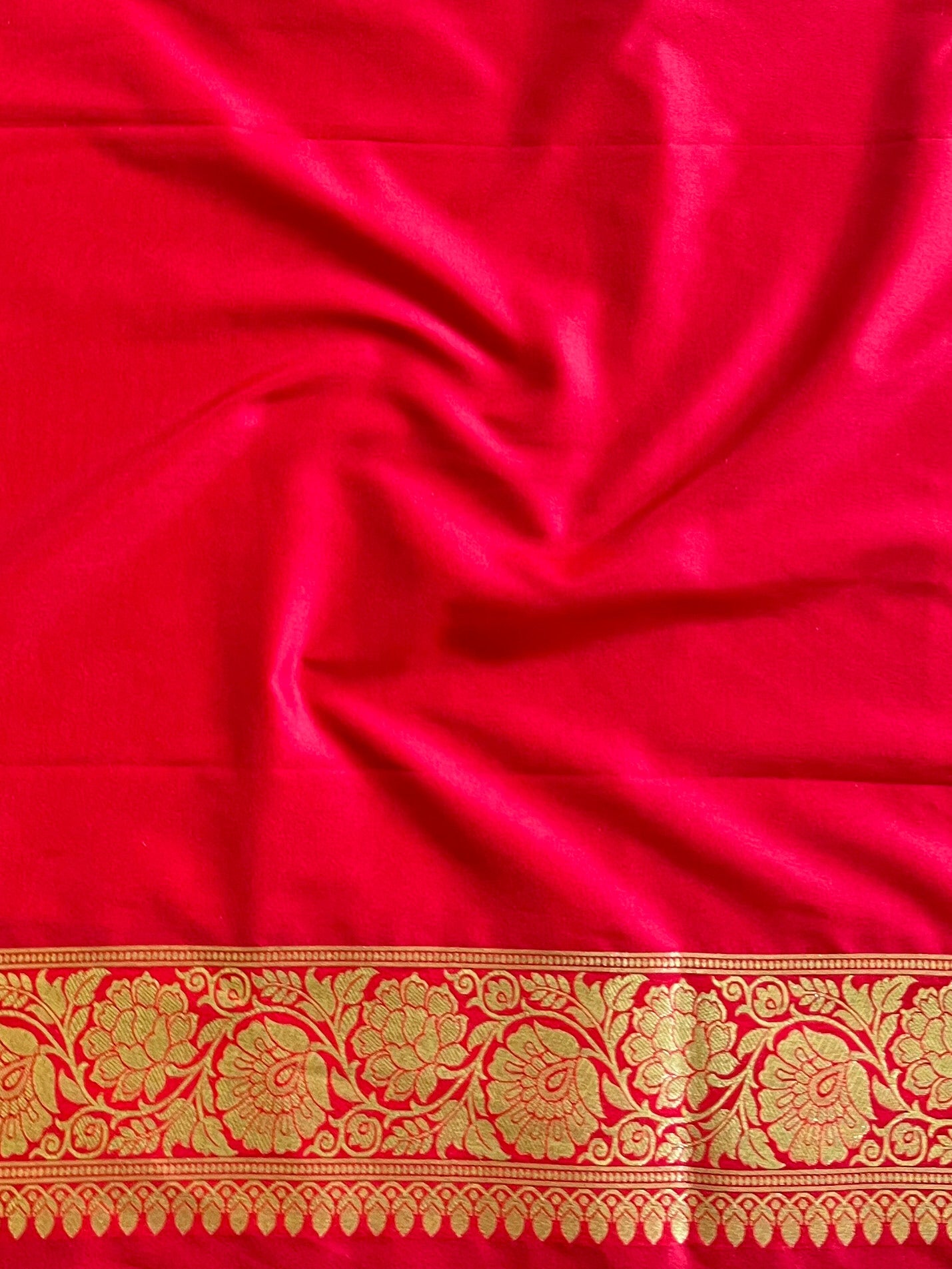 Banarasee Handwoven Semi-Katan Tanchoi Weaving Floral Border Saree-Red