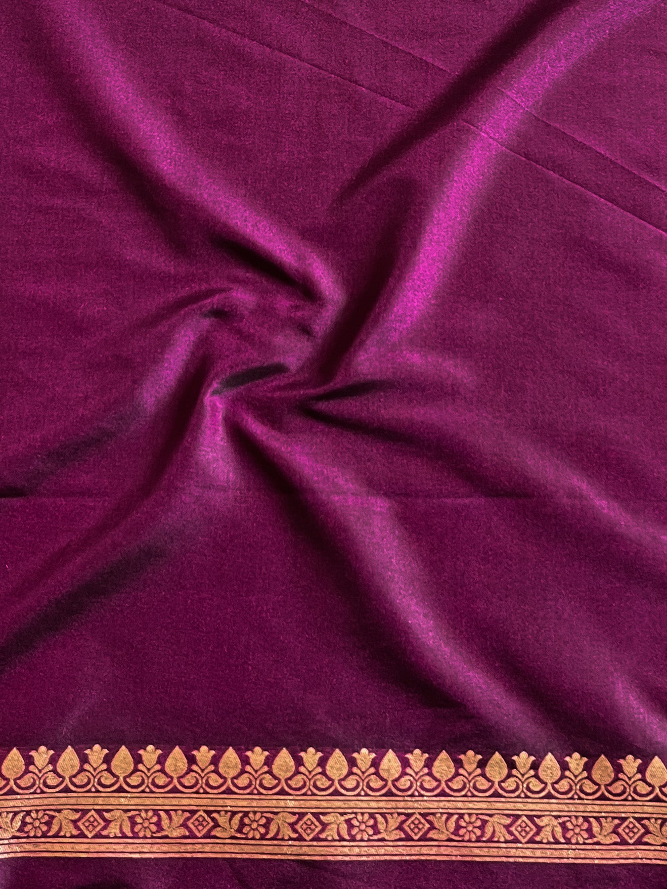 Banarasee Handwoven Semi-Katan Tanchoi Weaving Floral Border Saree-Wine