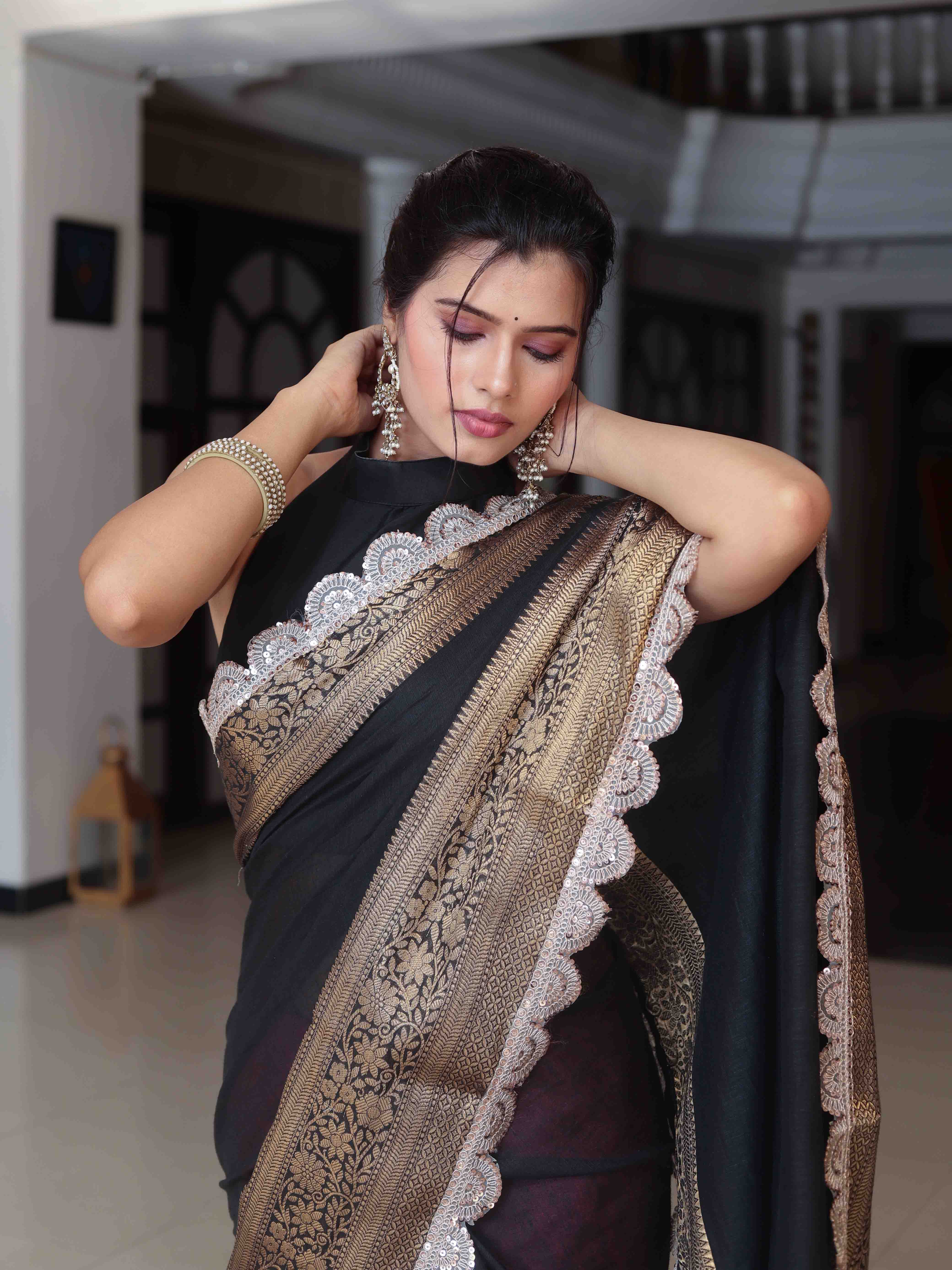 Banarasee Dual Color Pure Linen Saree With Zari Border & Lace-Black & Light Pink