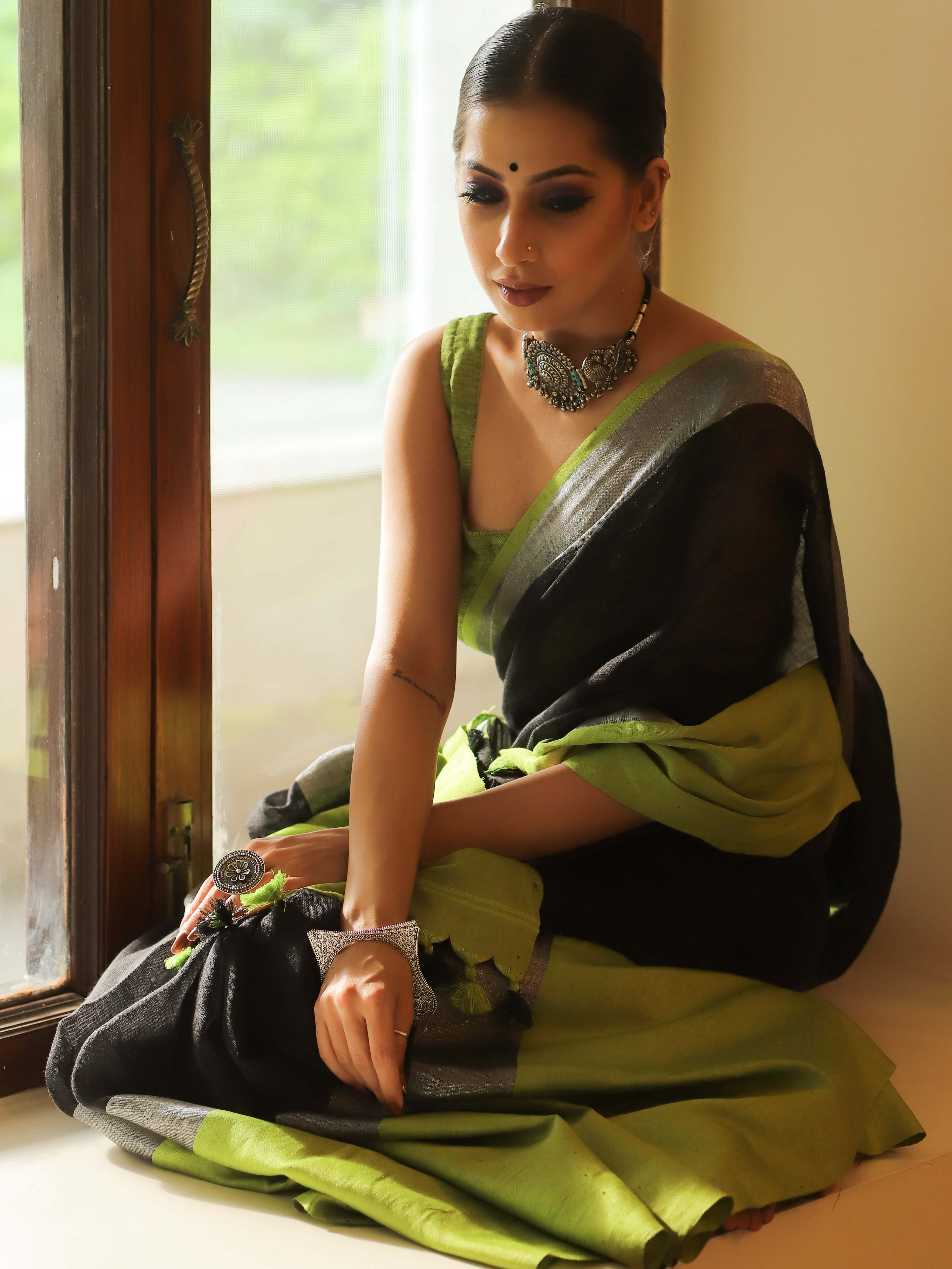 Banarasee Handloom Pure Linen Saree With Contrast Border-Black & Green