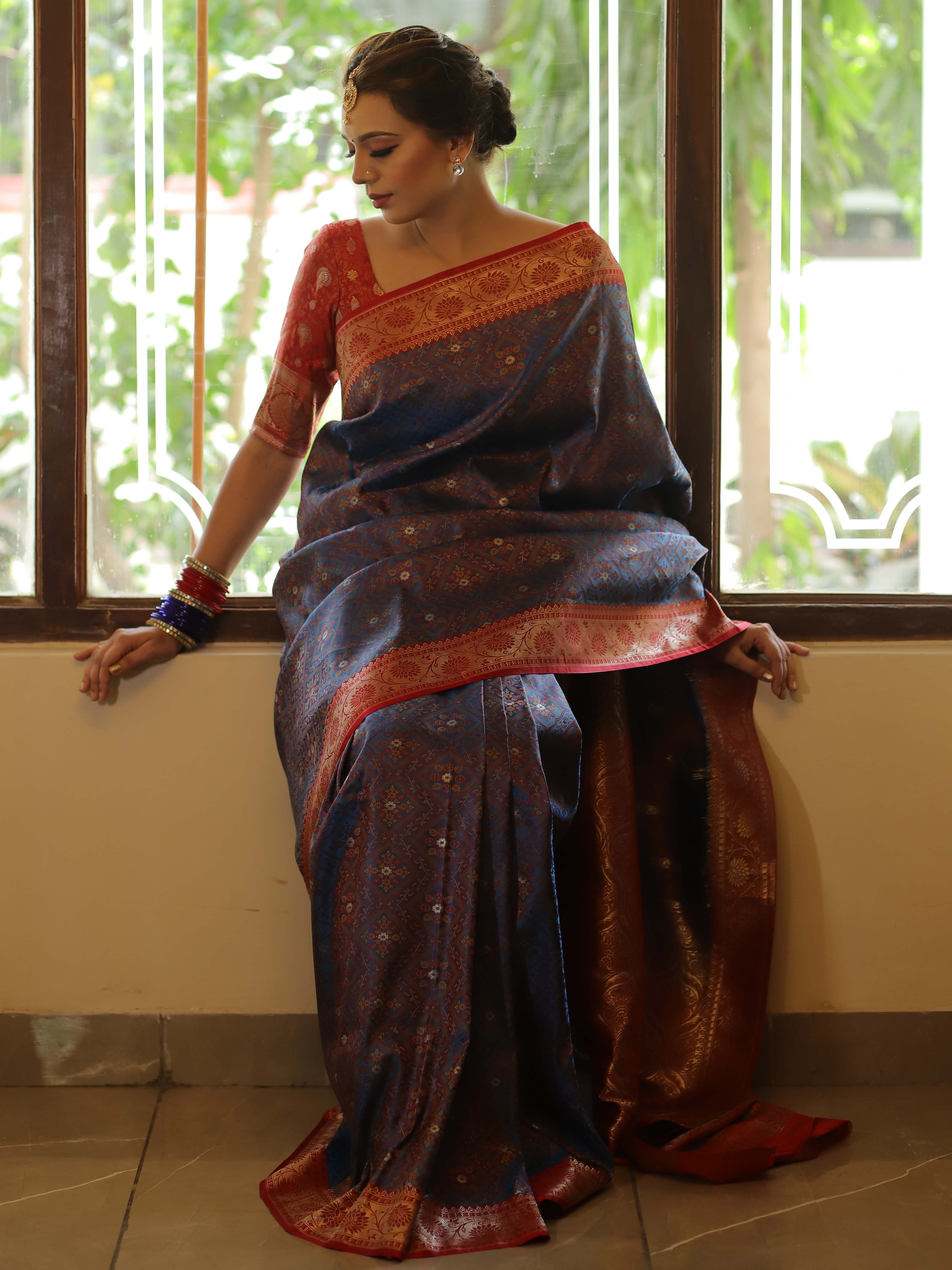 Banarasee Handwoven Semi-Katan Tanchoi Weaving Floral Border Saree-Blue & Red