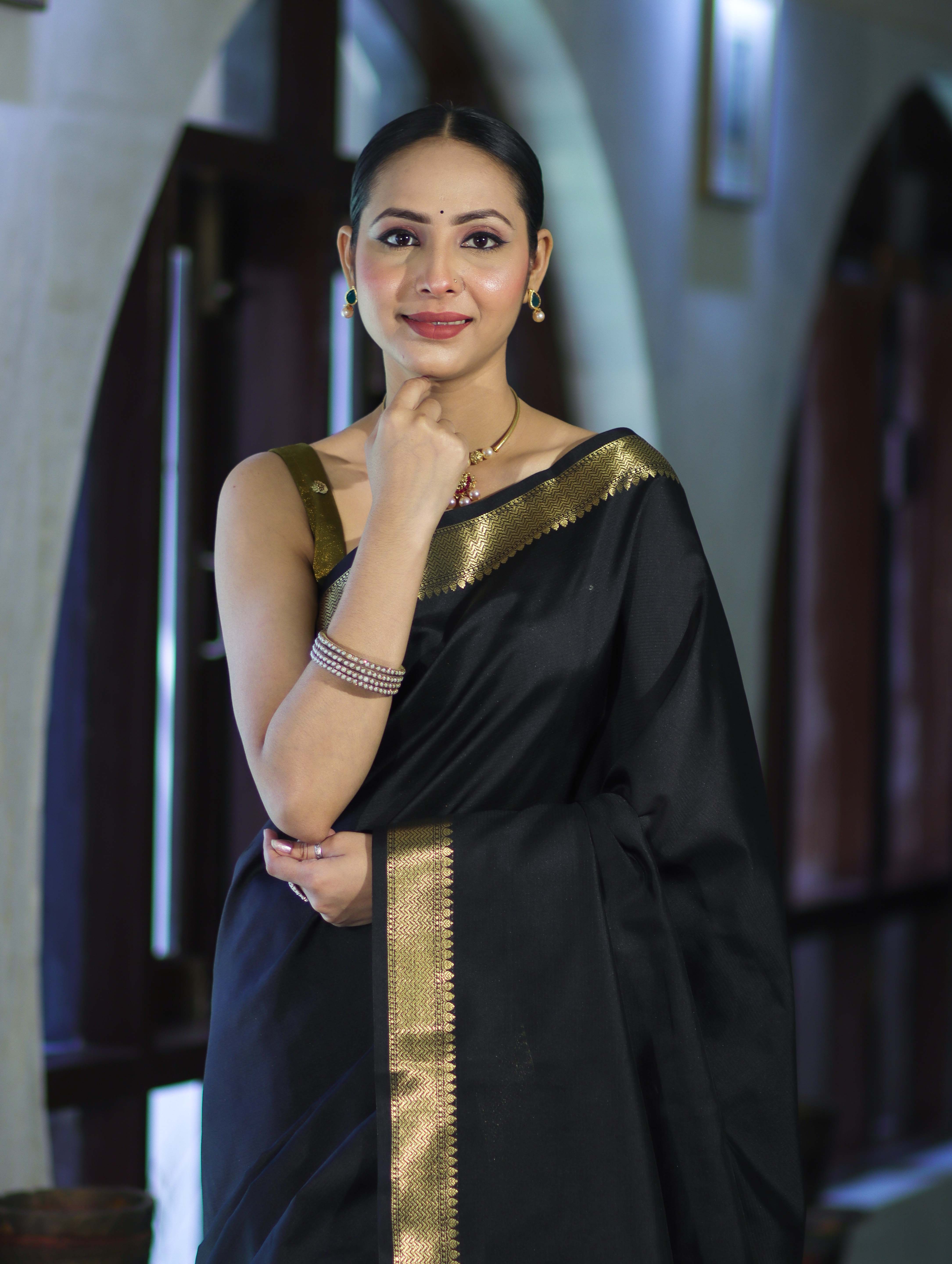 Banarasee Handloom Cotton Silk Plain Saree With Contrast Pallu & Border-Black & Gold