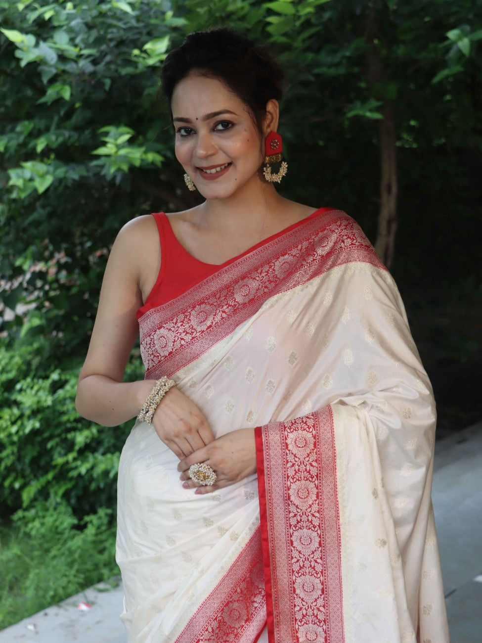 Banarasee Handloom Pure Chiniya Silk Saree With Zari Buti Work & Contrast Border-White & Red