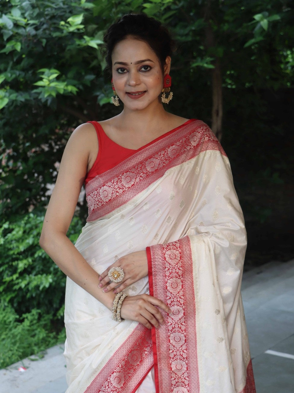 Banarasee Handloom Pure Chiniya Silk Saree With Zari Buti Work & Contrast Border-White & Red