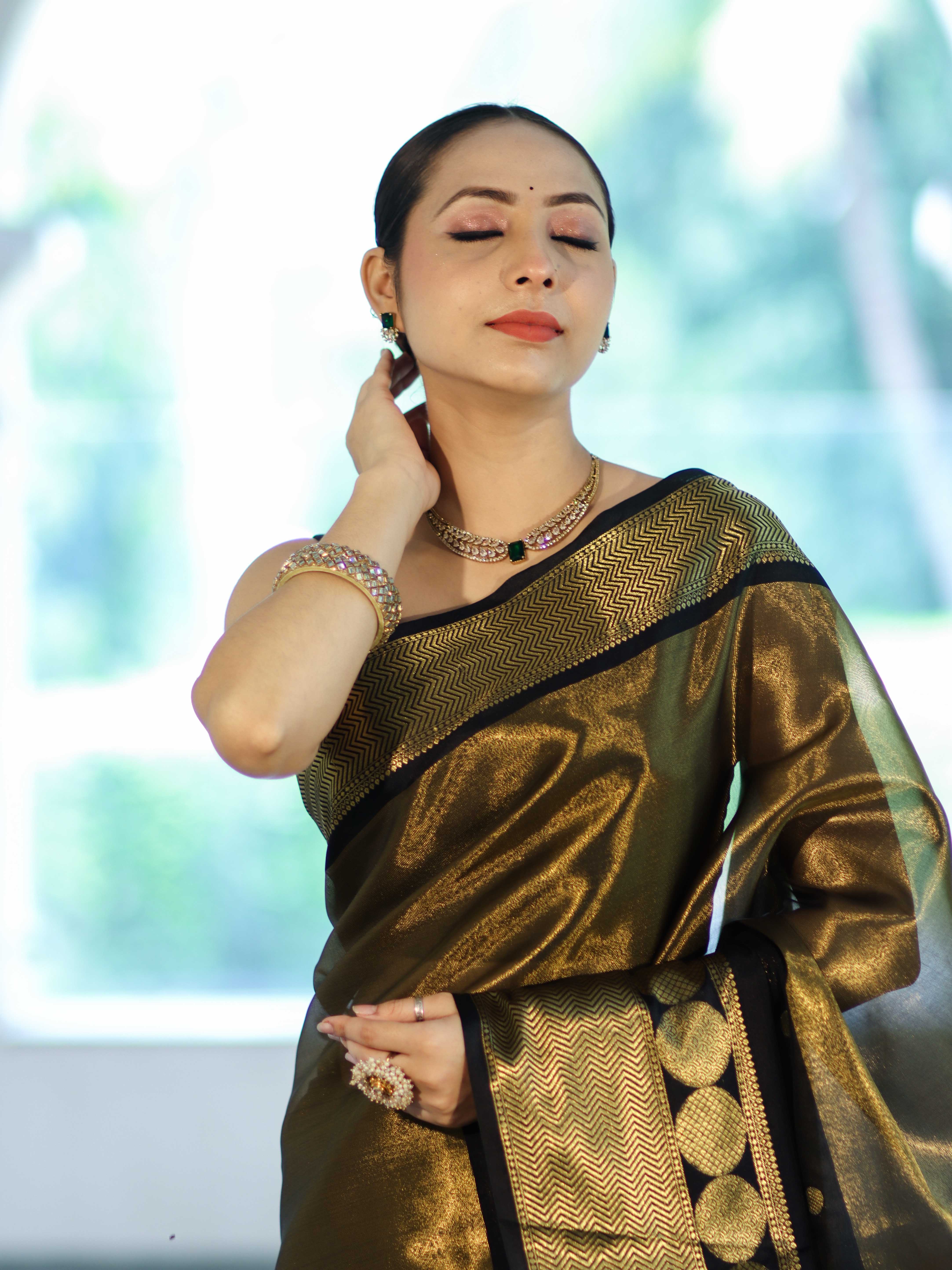 Banarasee Handloom Dual Color Tissue Silk Saree With Polka Dots Design & Border-Black & Gold