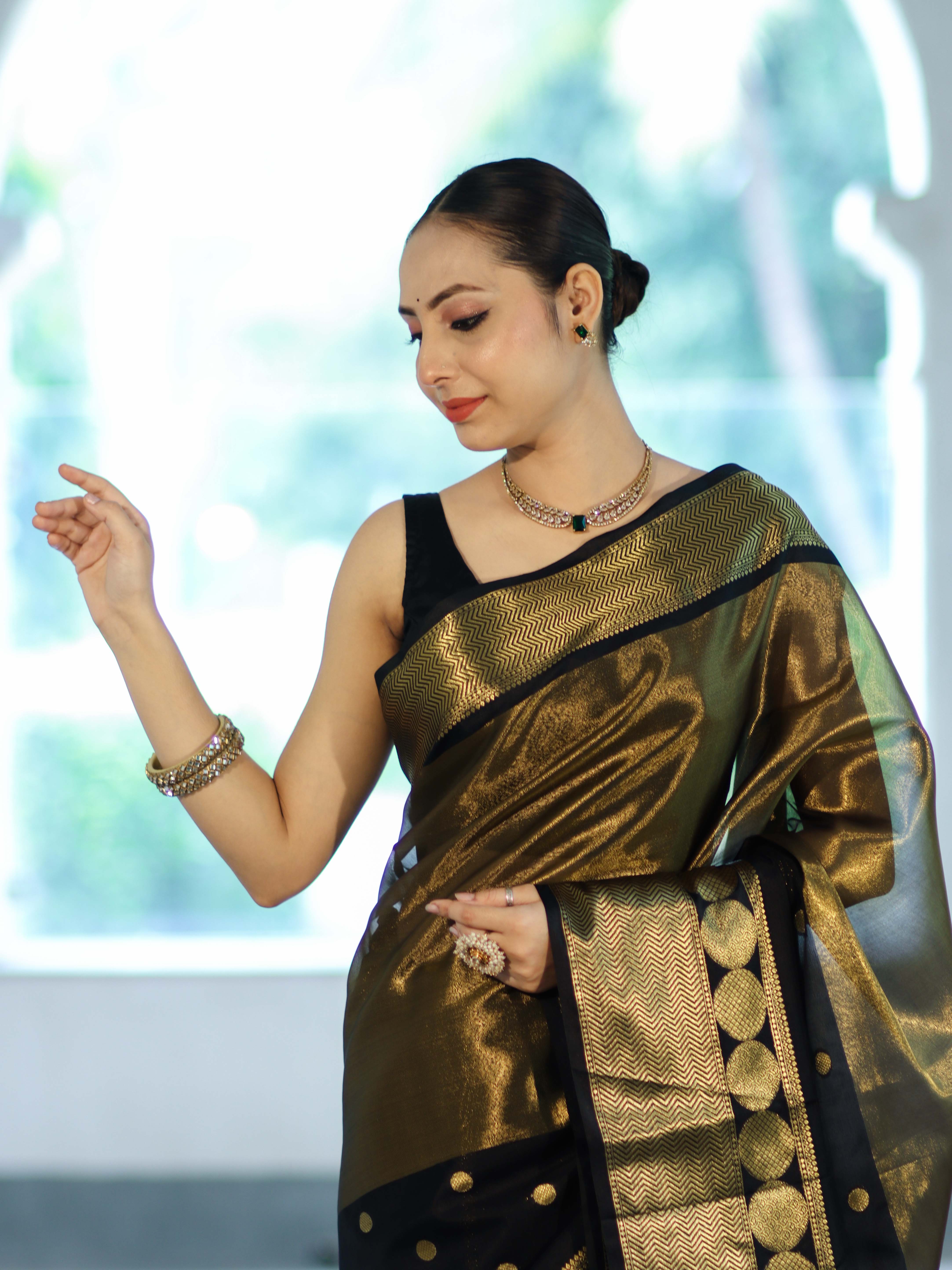 Banarasee Handloom Dual Color Tissue Silk Saree With Polka Dots Design & Border-Black & Gold