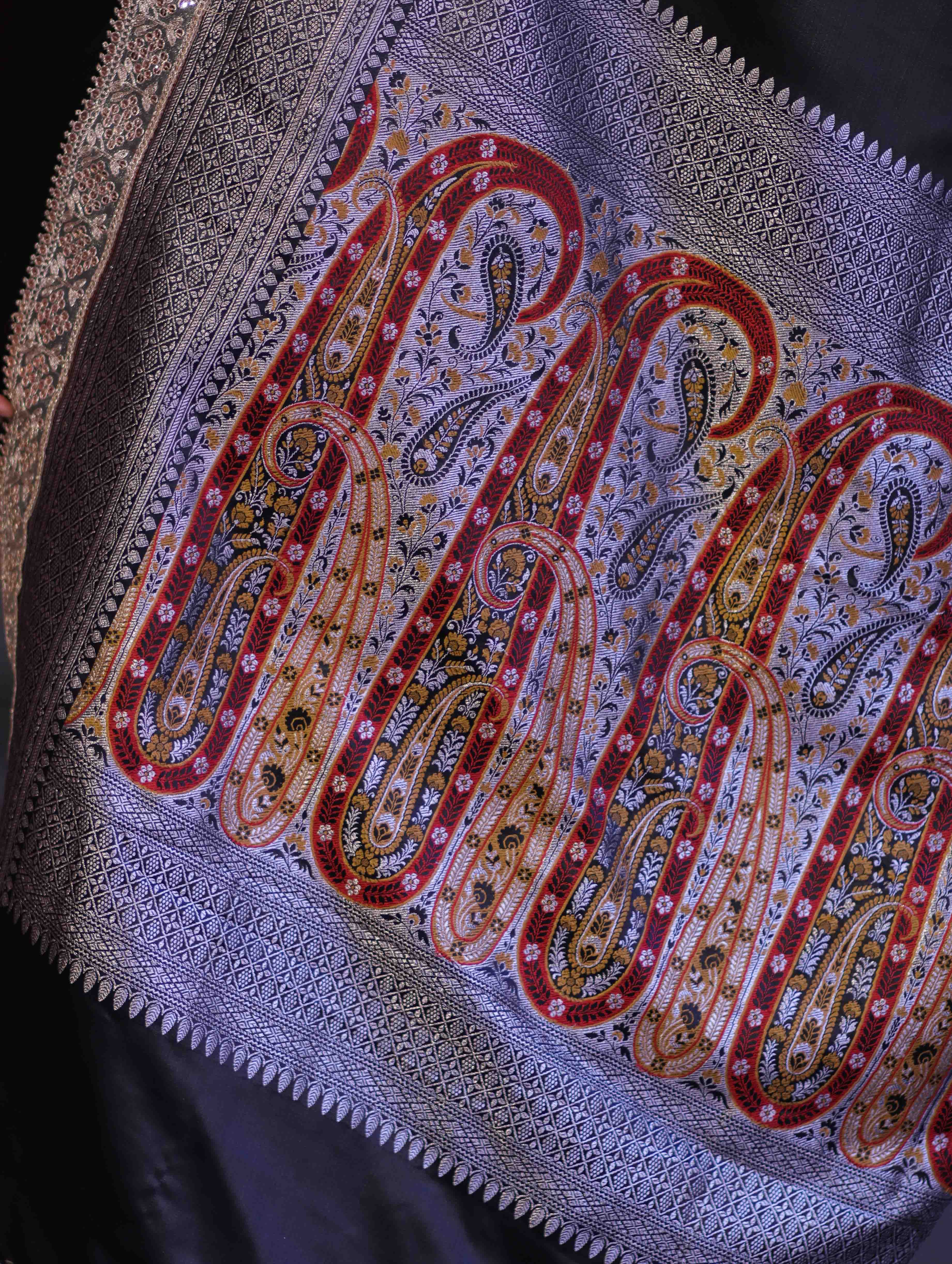 Banarasee Handloom Plain Mashru Silk Saree With Lace Border & Meenadar Pallu-Black