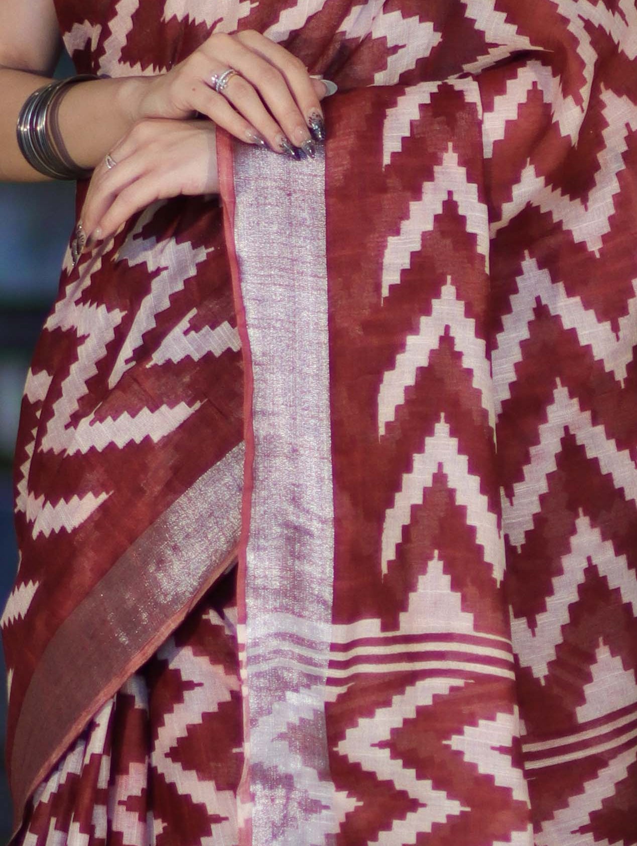 Bhagalpur Handloom Pure Linen Cotton Zig-Zag Pattern Saree-Maroon & White