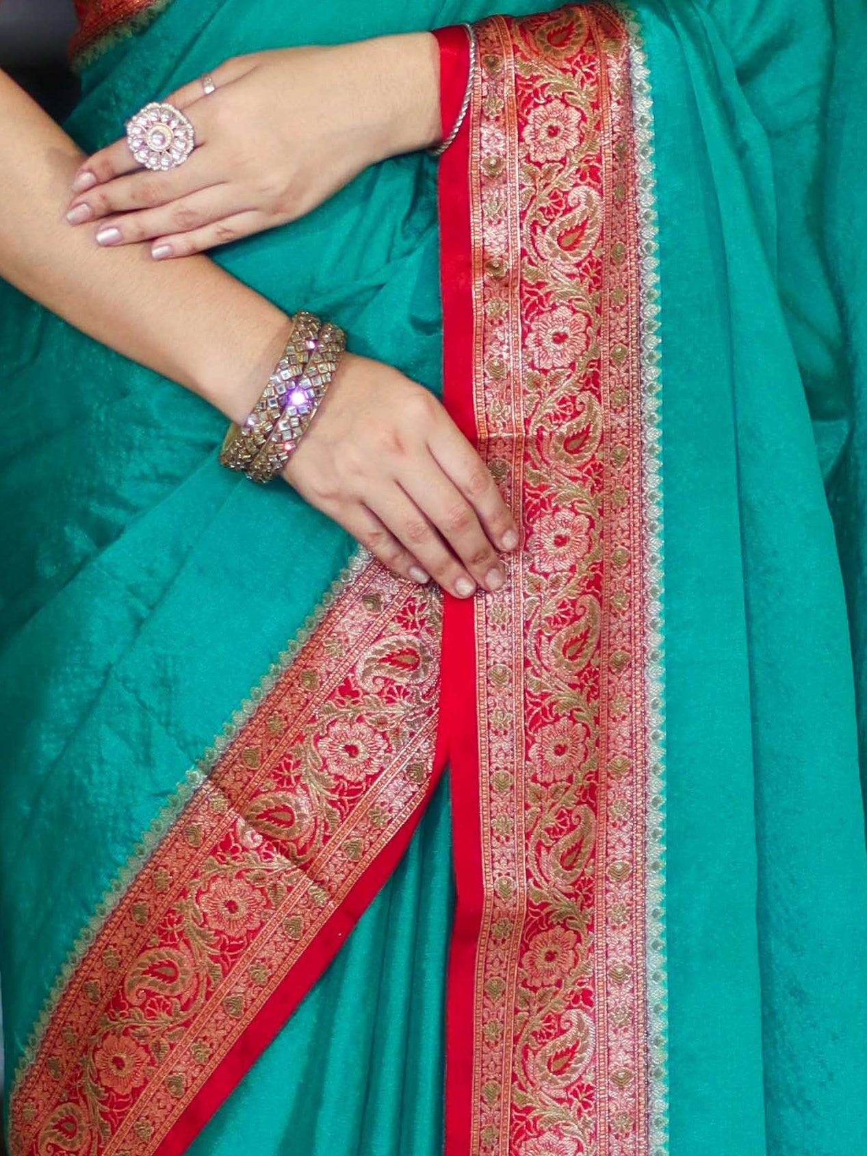 Banarasee Handloom Plain Semi Silk Saree With Resham Woven Contrast Border-Green & Red