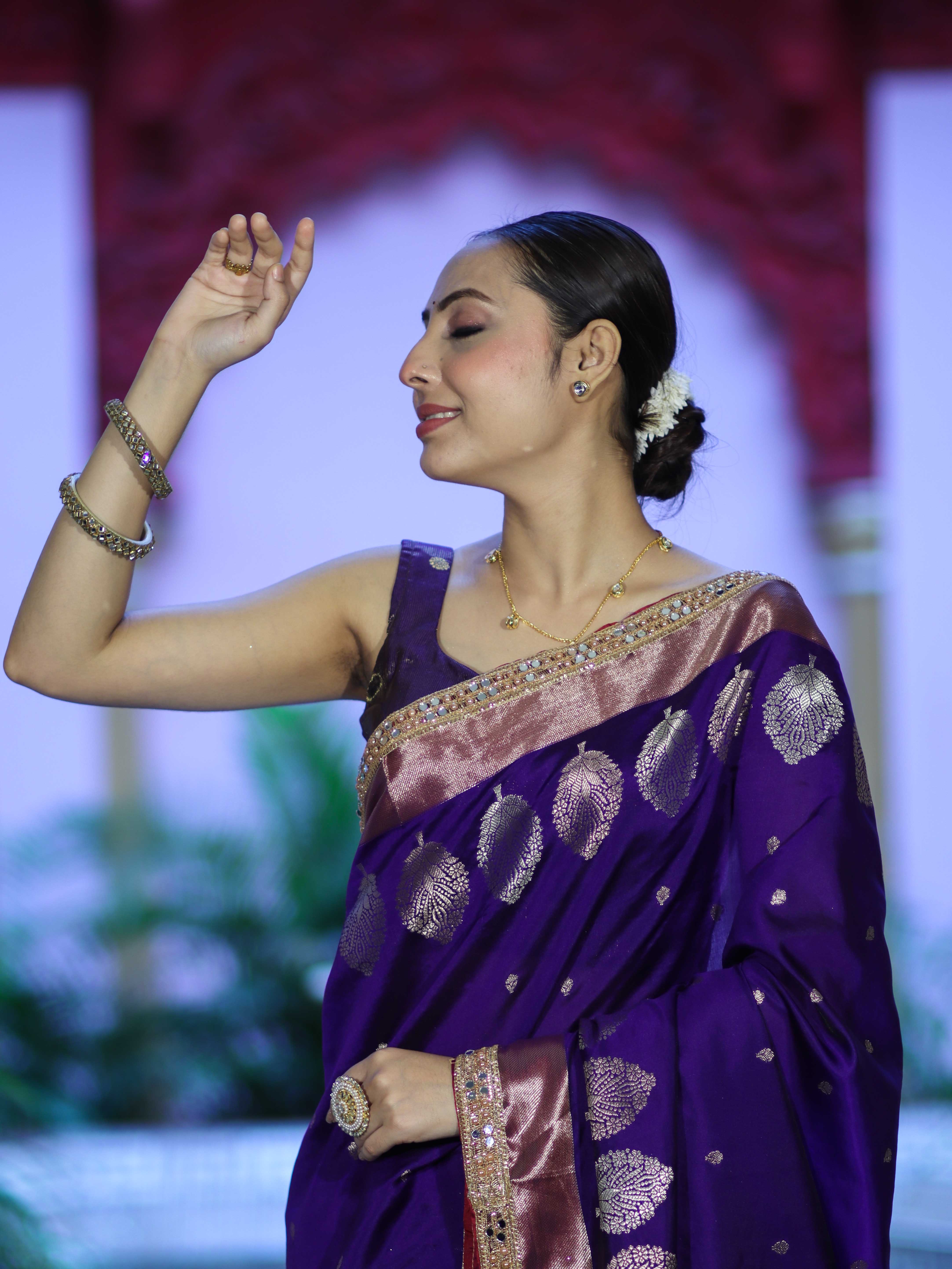 Banarasee Handloom Semi Silk Saree With Sona Rupa Zari Buti Design & Lace Border-Violet