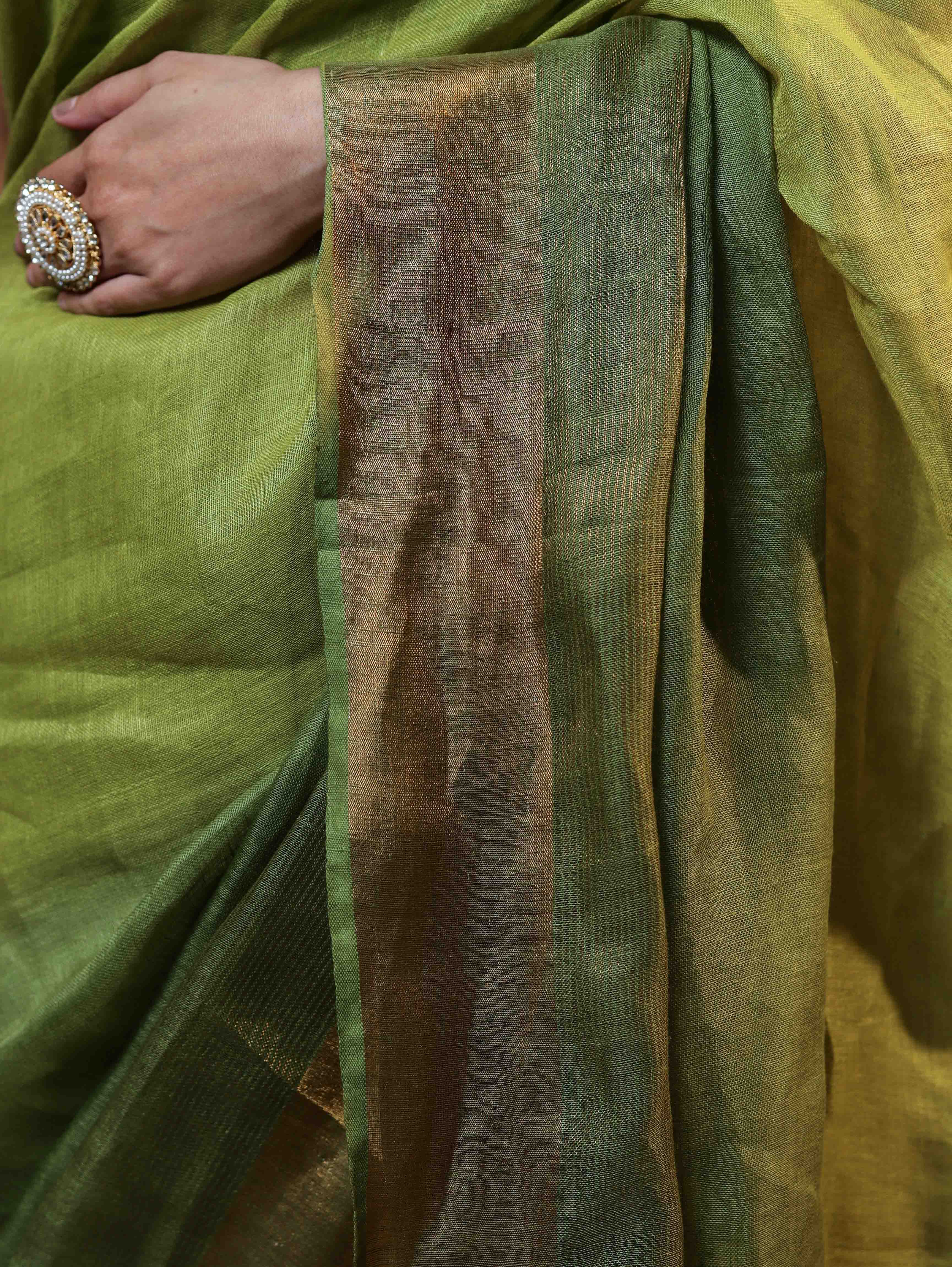 Banarasee Handloom Pure Linen Saree With Gold Zari Border-Green (Dual Tone)