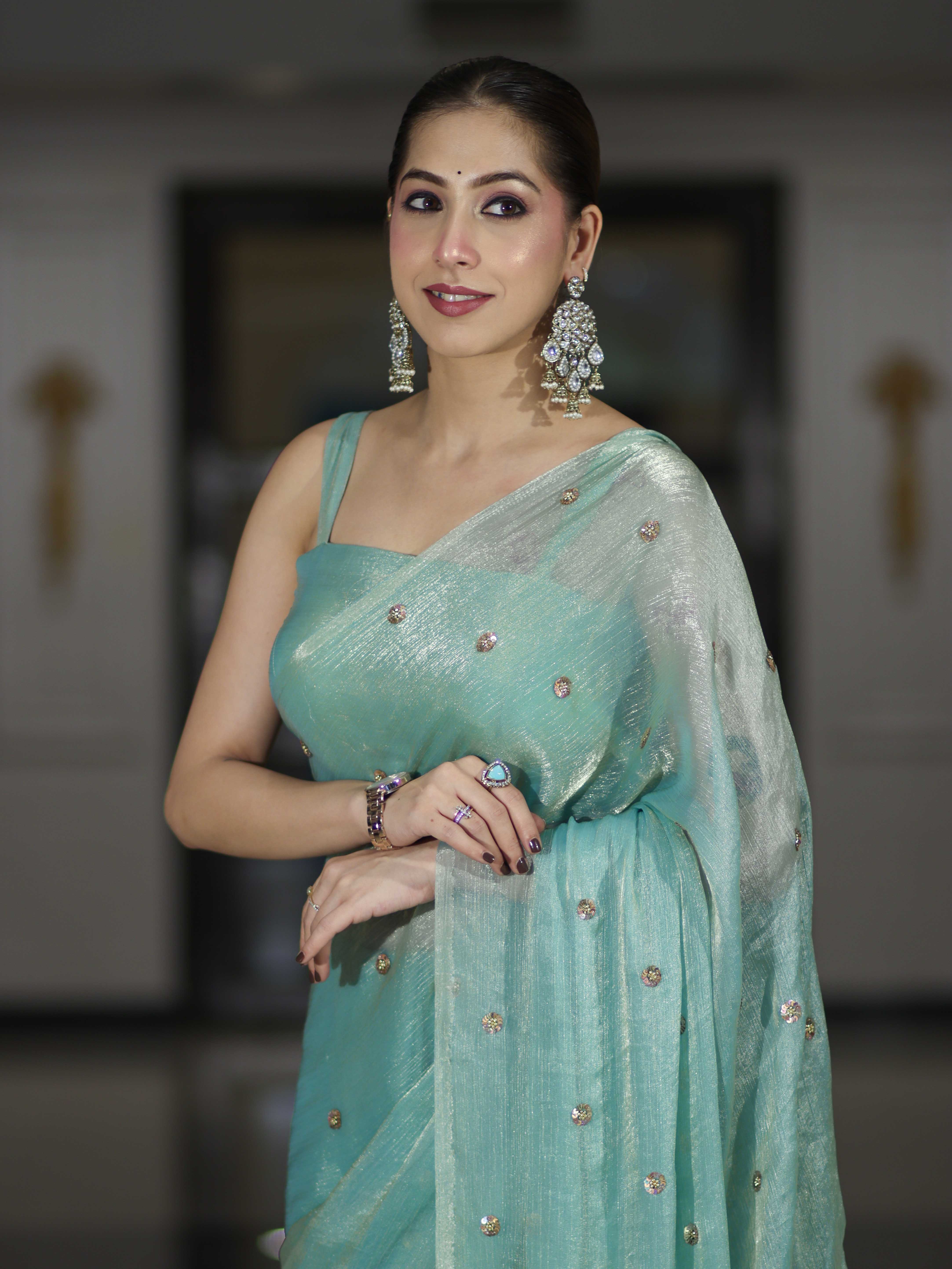 Banarasee Handwoven Dual Shaded Chiffon Saree With Aari Motifs-Light Green