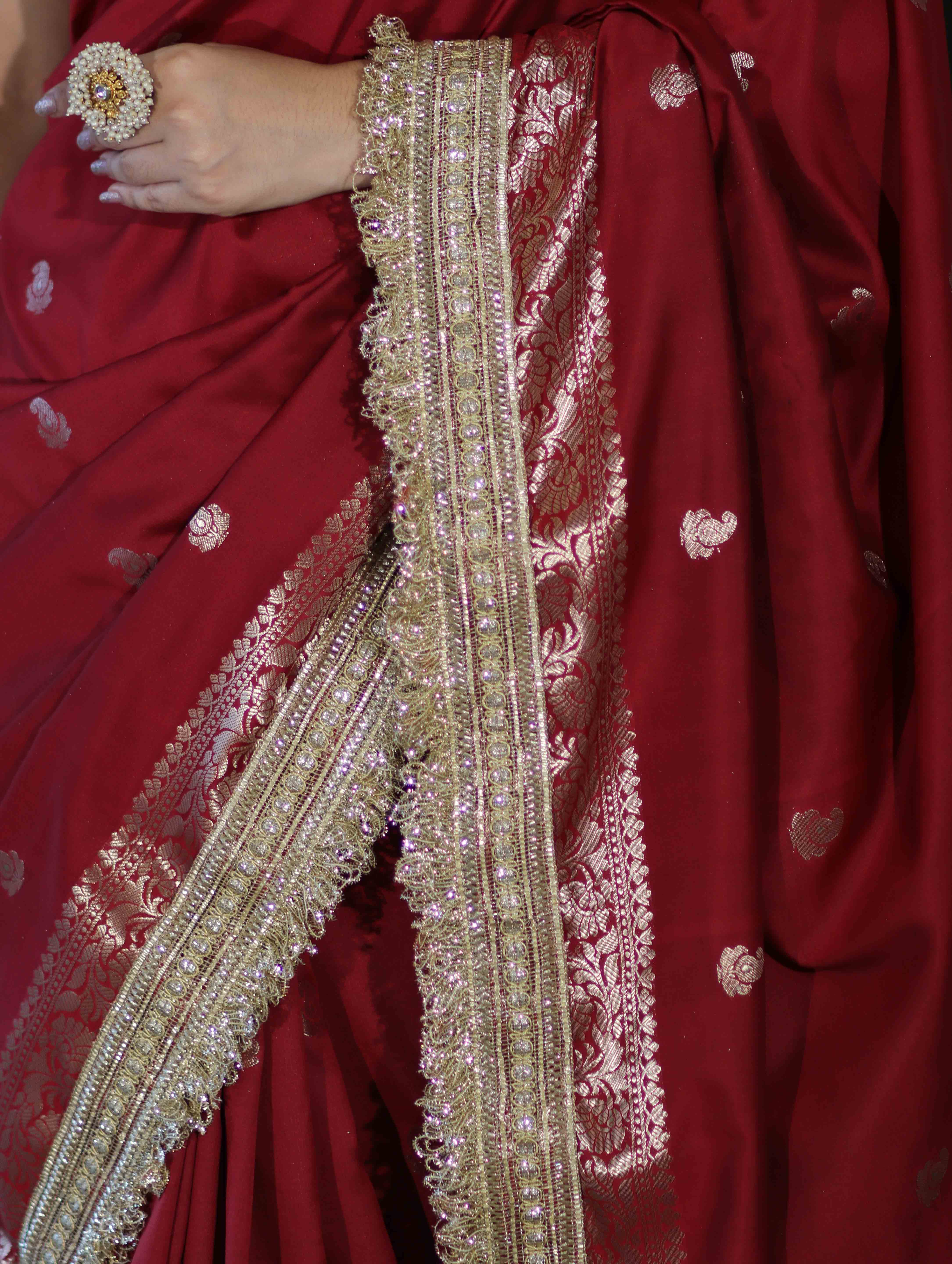 Banarasee Handloom Semi Silk Saree With Zari Buti Design Border & Lace-Maroon
