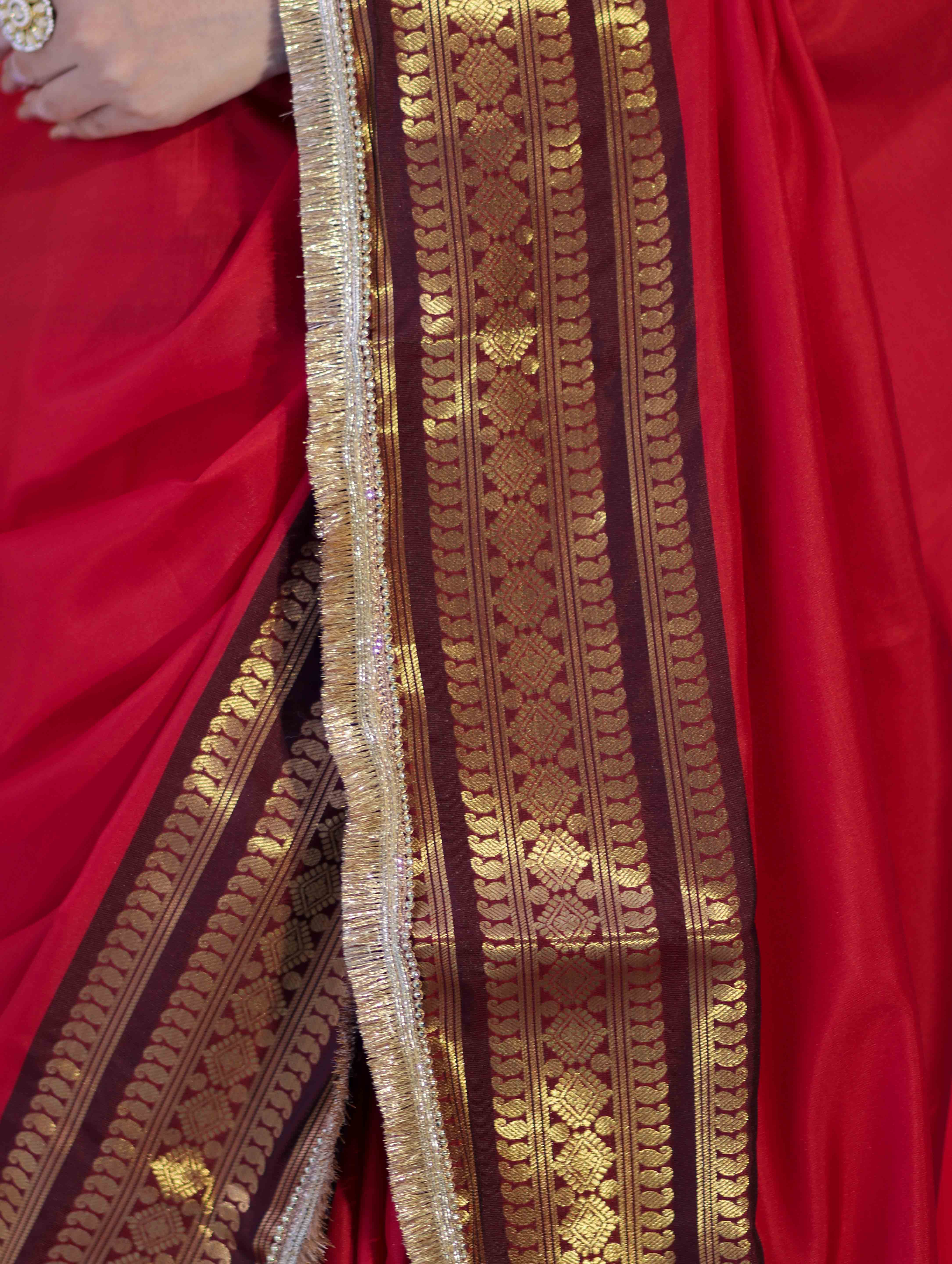 Banarasee Handloom Semi Silk Plain Saree With Contrast Border & Lace-Red