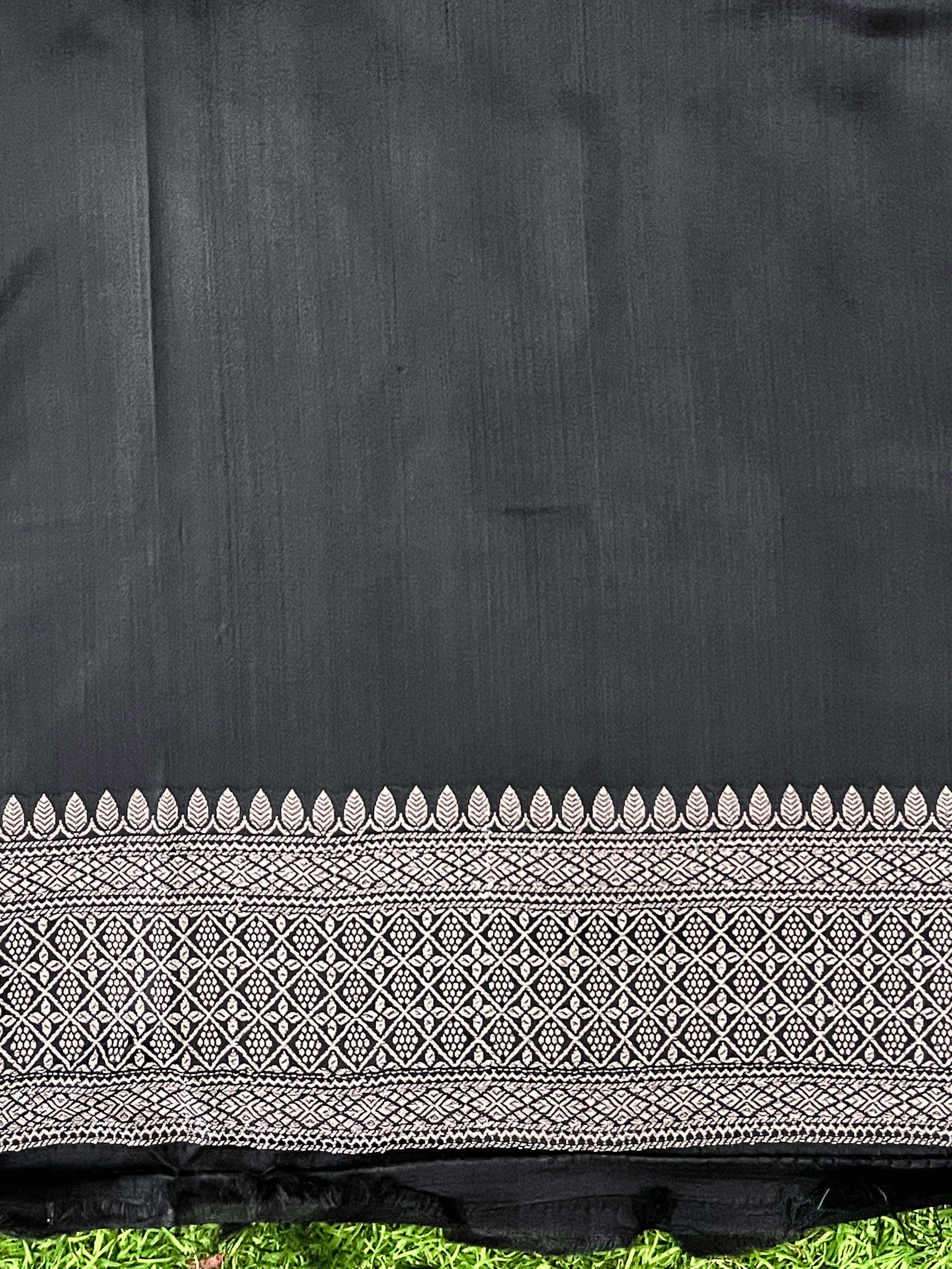 Banarasee Handloom Plain Mashru Silk Saree With Lace Border & Meenadar Pallu-Black