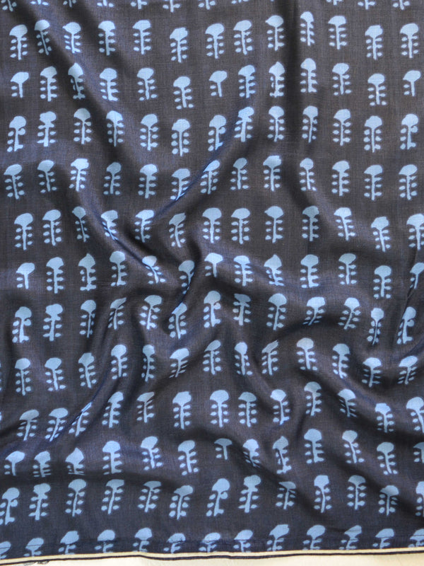 Banarasee Silk Blend Saree With Batik Print & Contrast Blouse-Blue & White