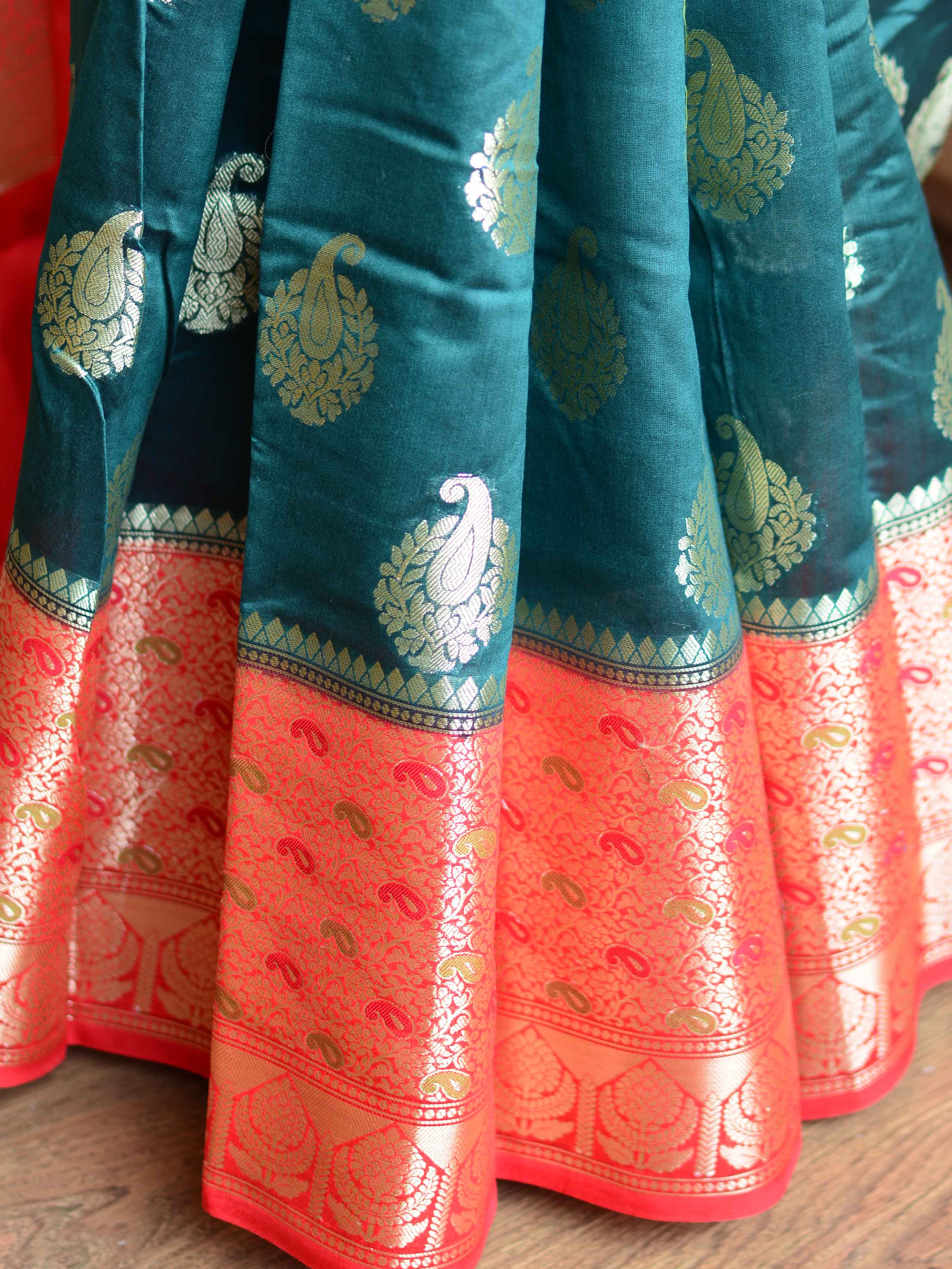 Banarasee Handwove Silk Cotton Saree With Antique Zari Buta & Border-Deep Green