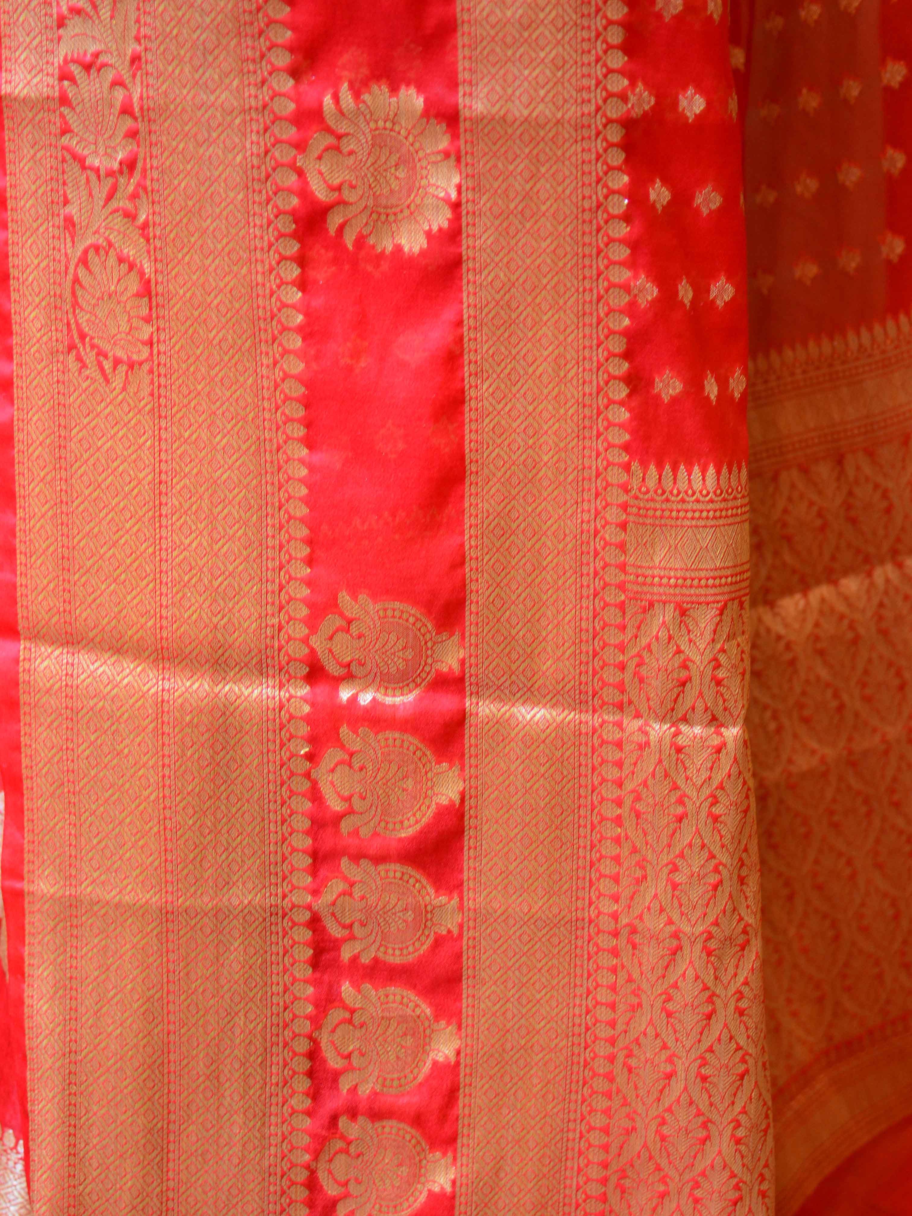 Banarasee Handwoven Semi-Chiffon Saree With Floral Border & Buti-Red