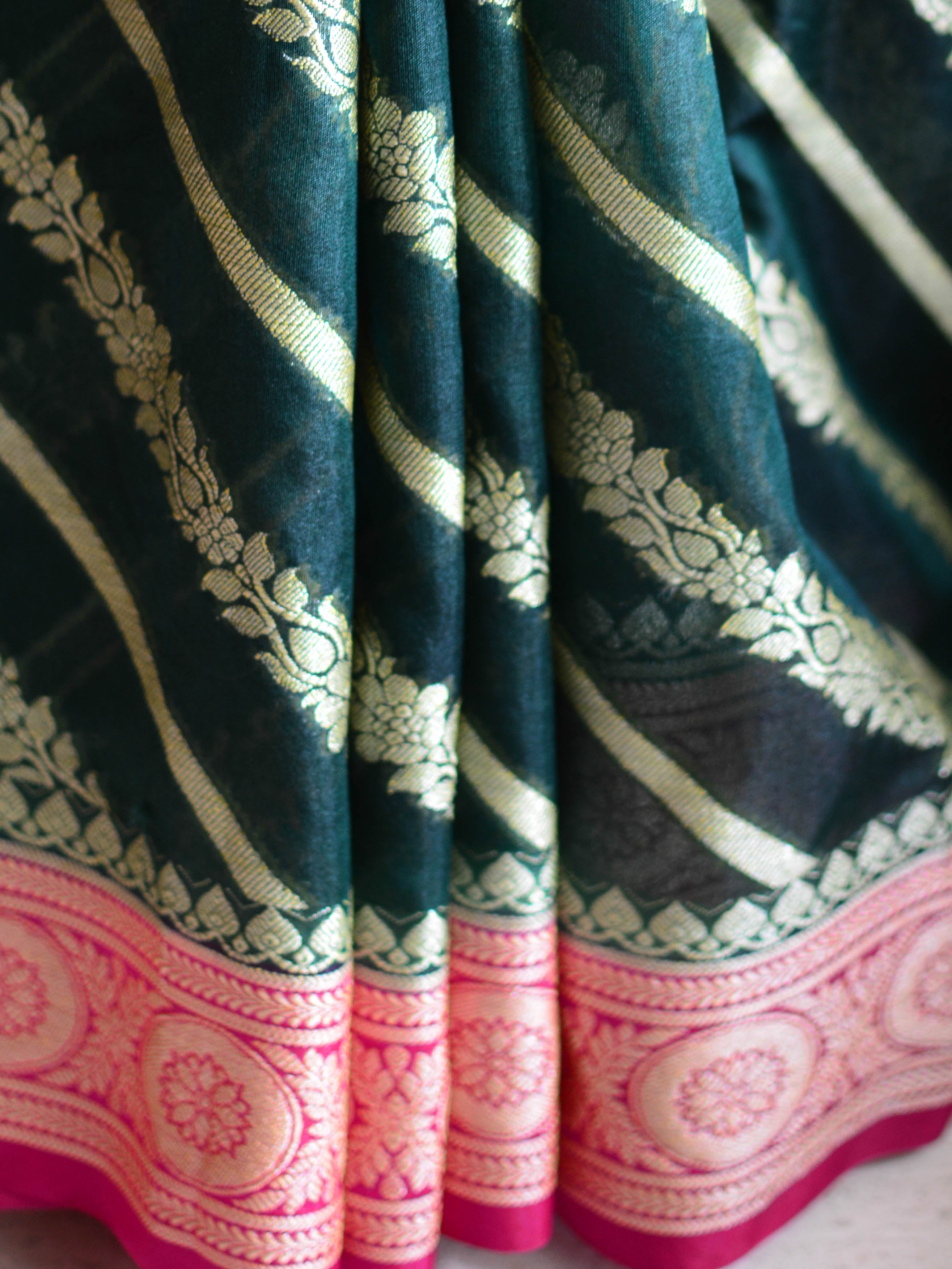 Banarasee Handwoven Semi-Chiffon Saree With Stripes Design & Border-Green & Pink