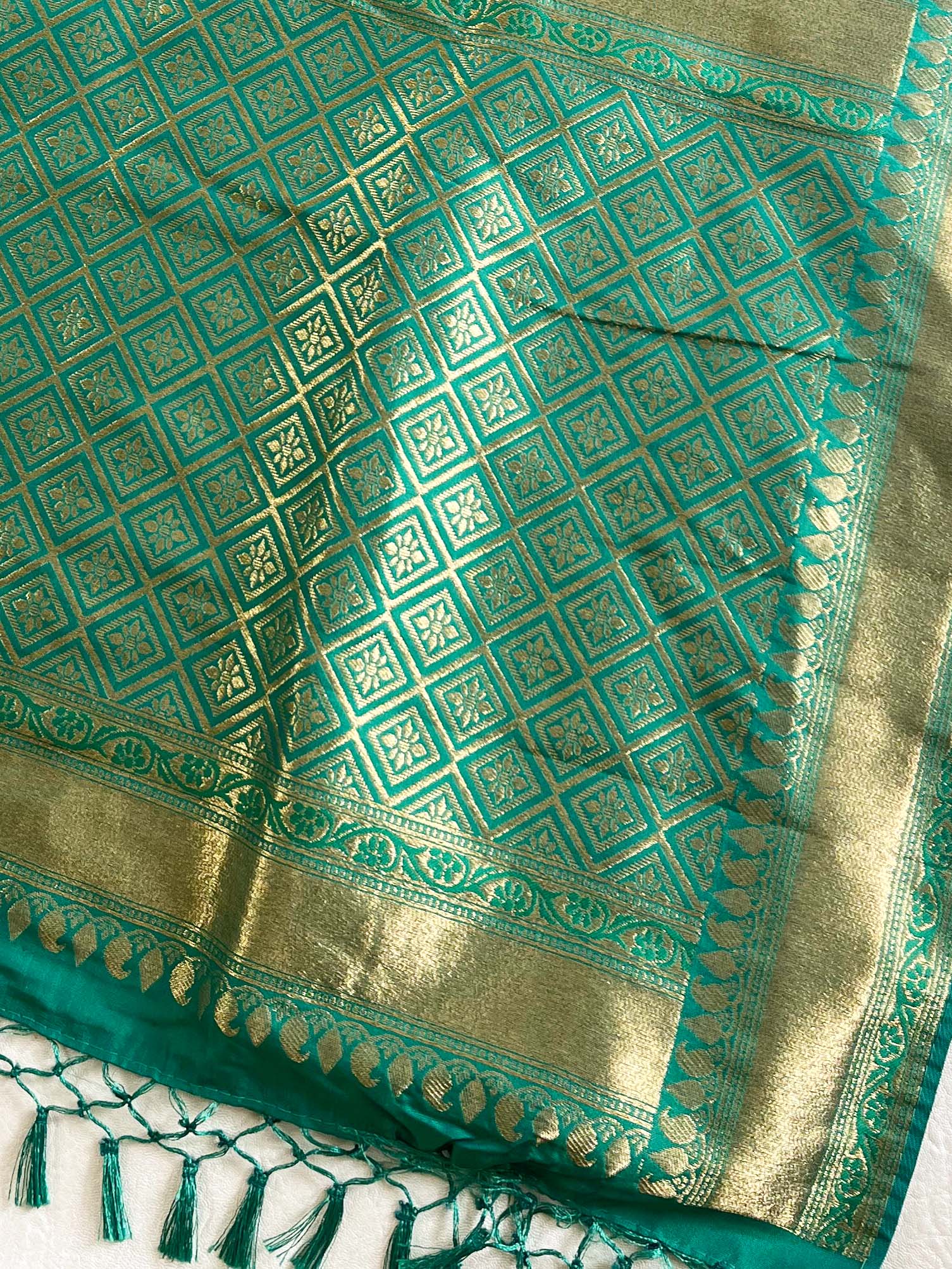 Banarasee Handwoven Semi-Katan Zig-Zag Design Saree-Green