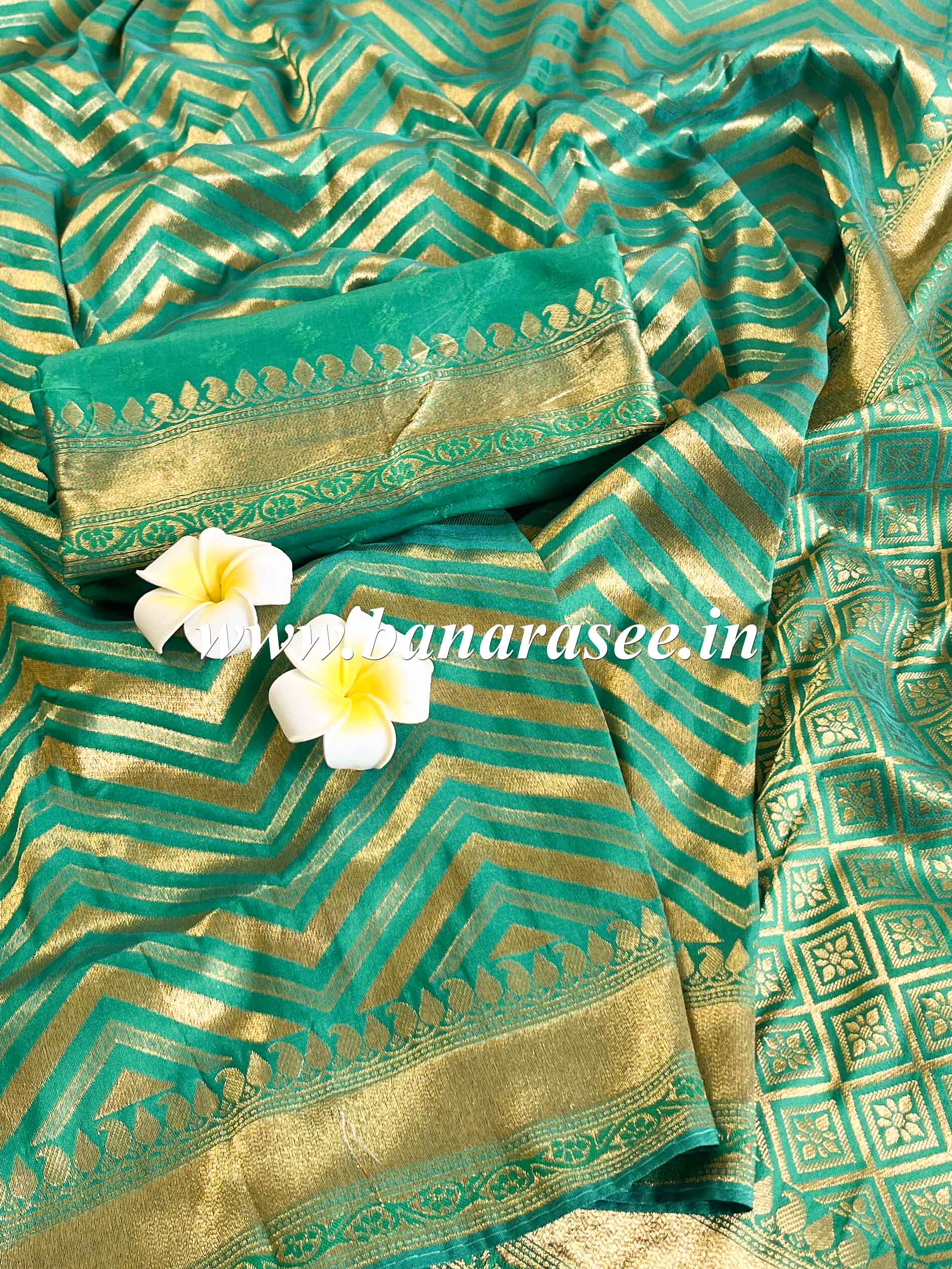 Banarasee Handwoven Semi-Katan Zig-Zag Design Saree-Green