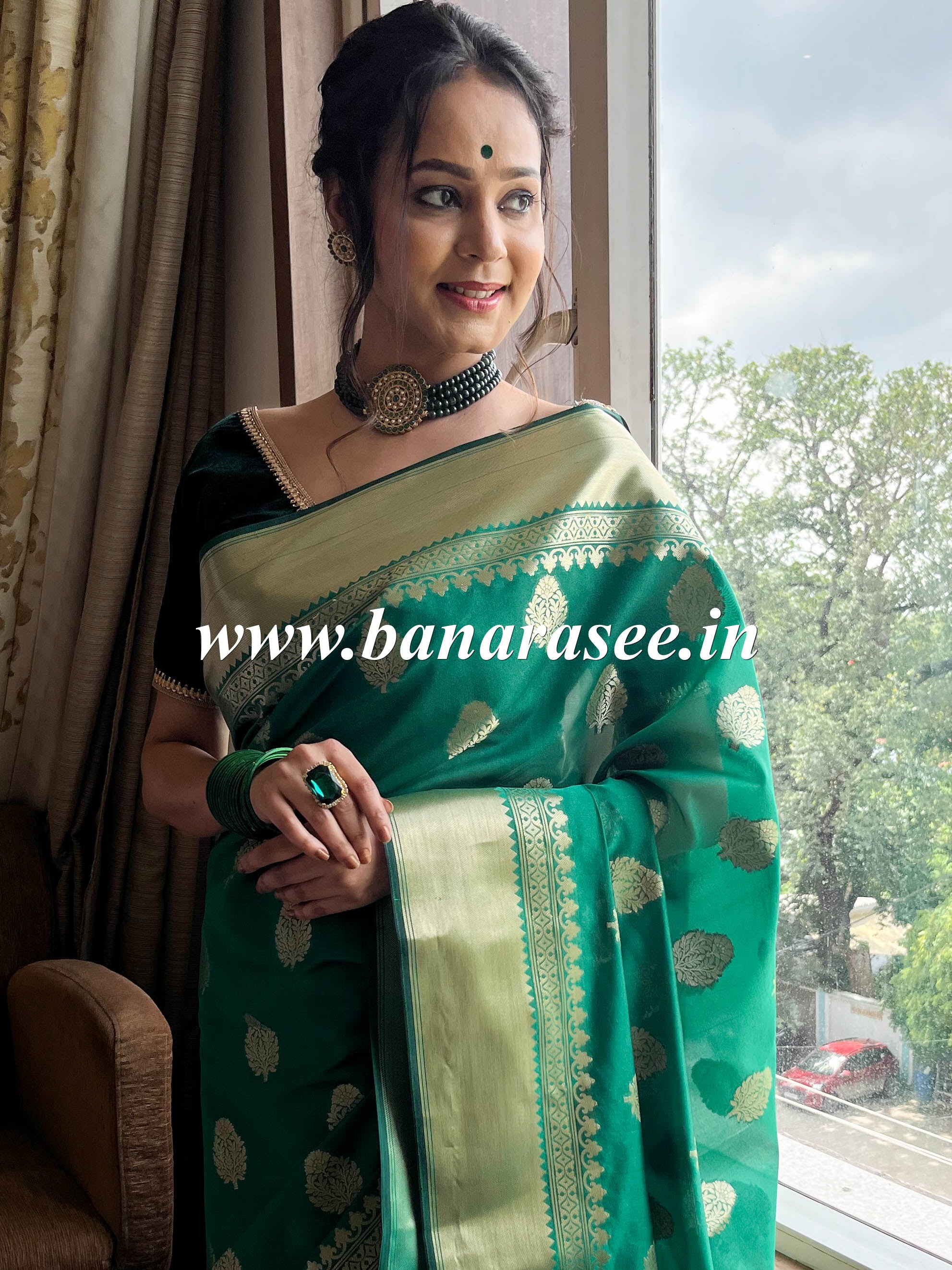 Banarasee Handwoven Semi Silk Saree With Zari Buti & Border-Green