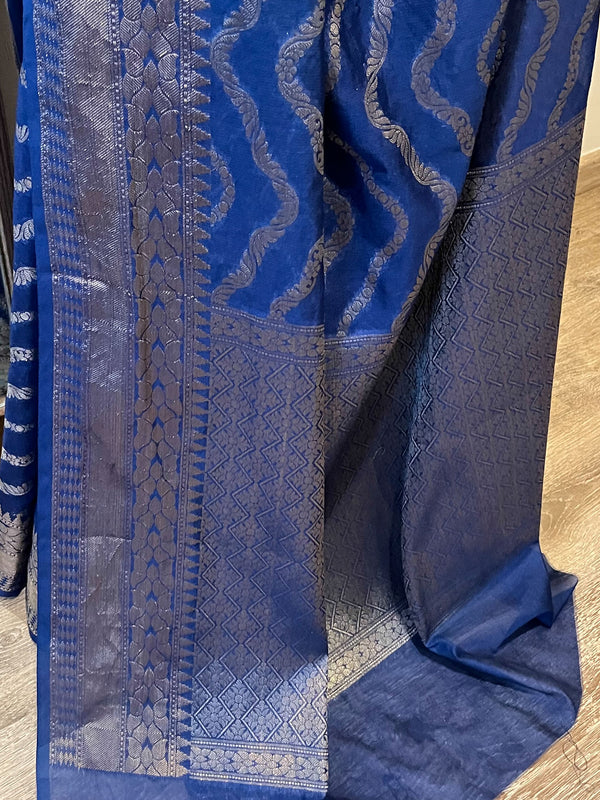 Banarasee Handwoven Semi-Chiffon Saree With Wave Design & Floral Border-Blue