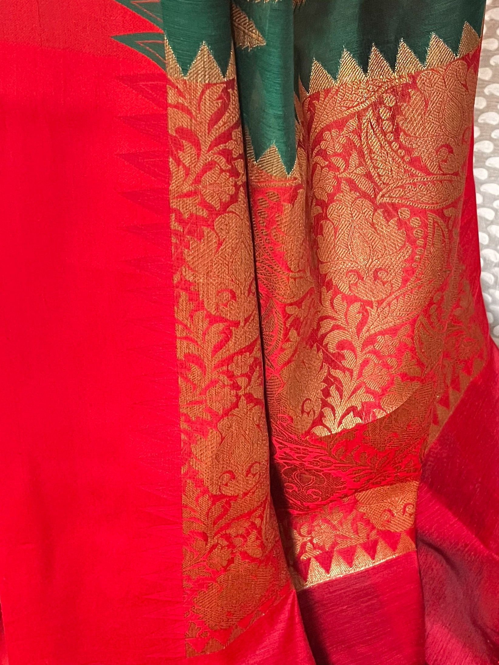 Banarasee Handwoven Cotton Silk Leaf Buta Saree With Red Satin Border-Green