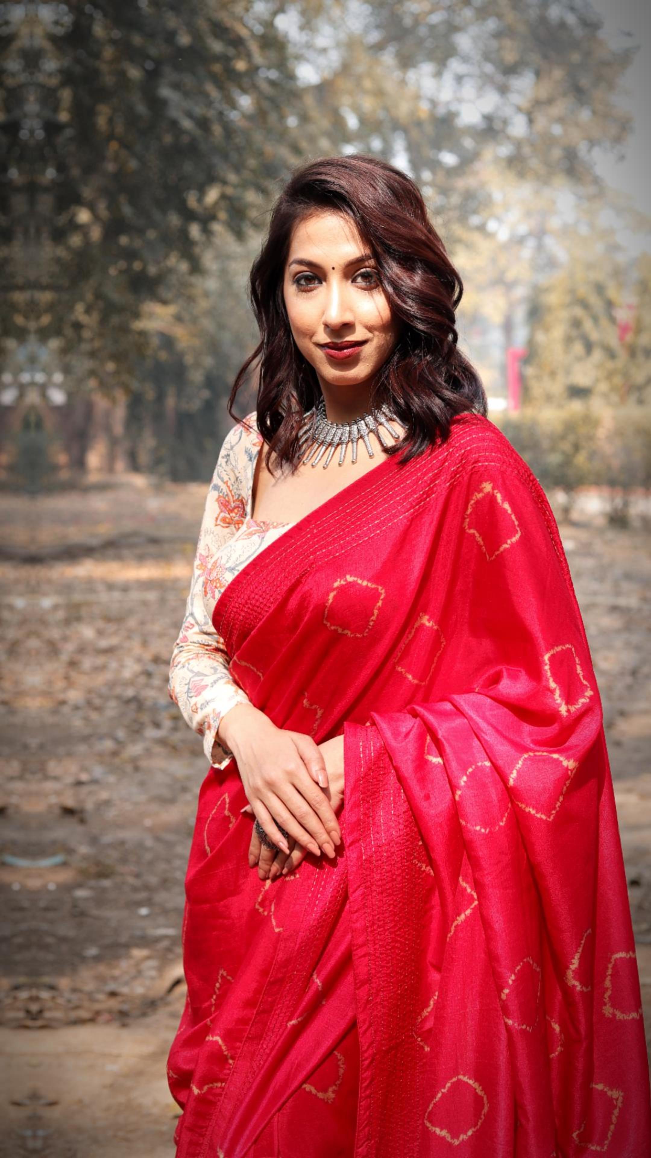 Banarasee Silk Blend Saree With Batik Print & Contrast Blouse-Red